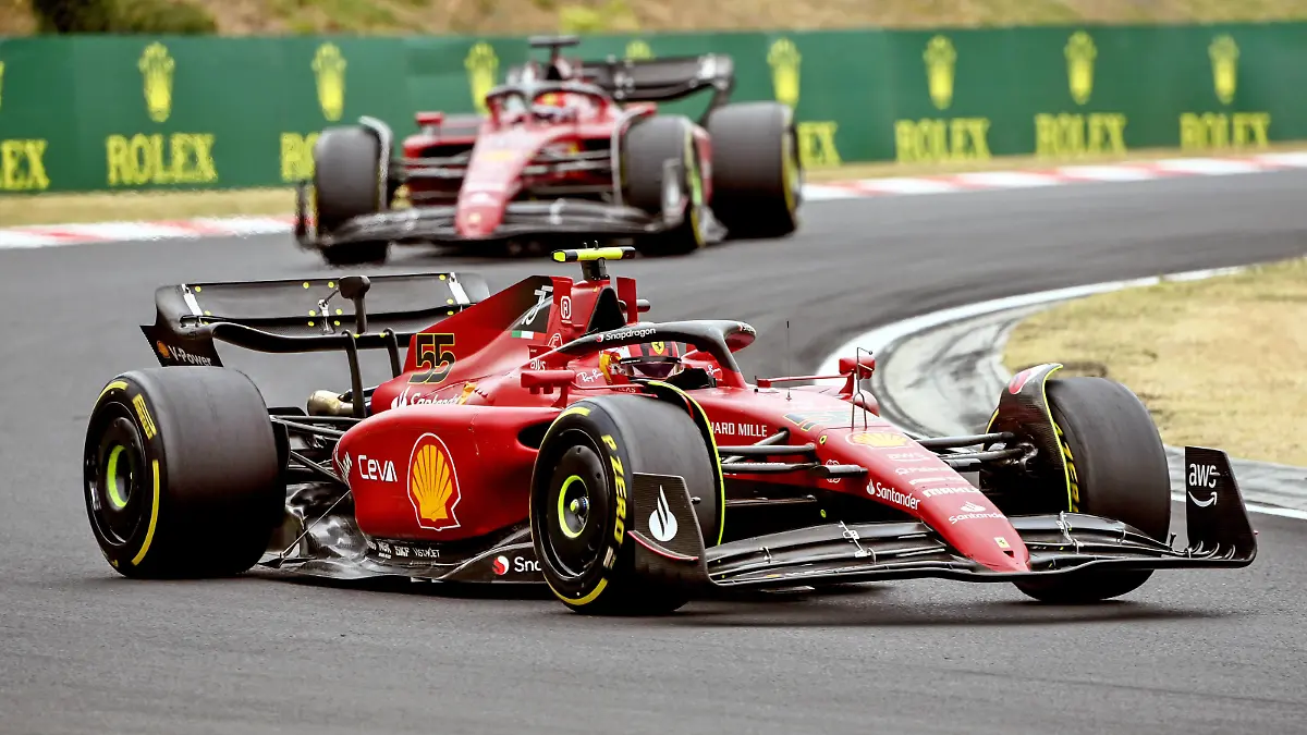Sport Bilder des Tages Formula 1 2022: Hungarian GP HUNGARORING, HUNGARY - JULY 31: Carlos Sainz, Ferrari F1-75, leads Charles Leclerc, Ferrari F1-75 during the Hungarian GP at Hungaroring on Sunday July 31, 2022 in Budapest, Hungary. Photo by Mark Sutton / Sutton Images Images PUBLICATIONxINxGERxSUIxAUTxHUNxONLY GP2213_142048MS1_3428