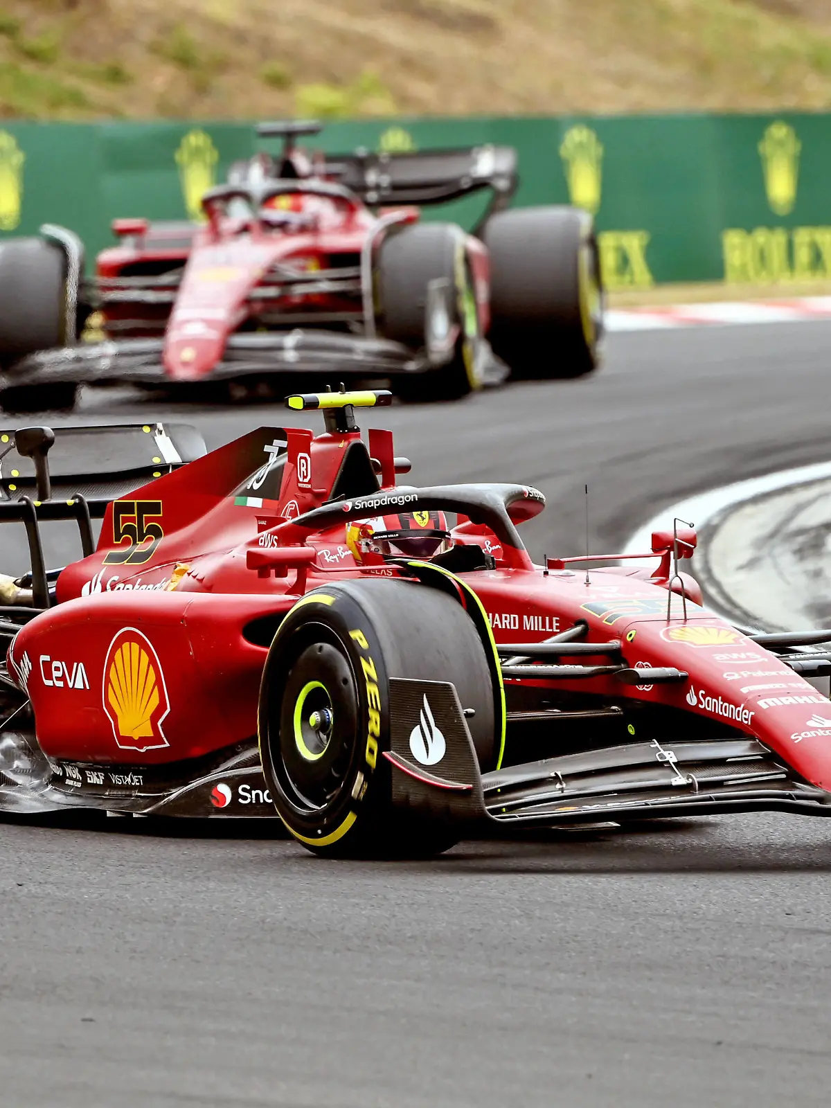 Sport Bilder des Tages Formula 1 2022: Hungarian GP HUNGARORING, HUNGARY - JULY 31: Carlos Sainz, Ferrari F1-75, leads Charles Leclerc, Ferrari F1-75 during the Hungarian GP at Hungaroring on Sunday July 31, 2022 in Budapest, Hungary. Photo by Mark Sutton / Sutton Images Images PUBLICATIONxINxGERxSUIxAUTxHUNxONLY GP2213_142048MS1_3428