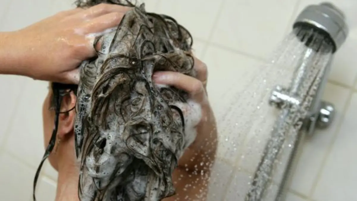 Eine Frau wäscht sich unter einer Dusche ihre Haare, aufgenommen im brandenburgischen Mixdorf am 28.09.2007. Foto: Patrick Pleul +++(c) dpa - Report+++