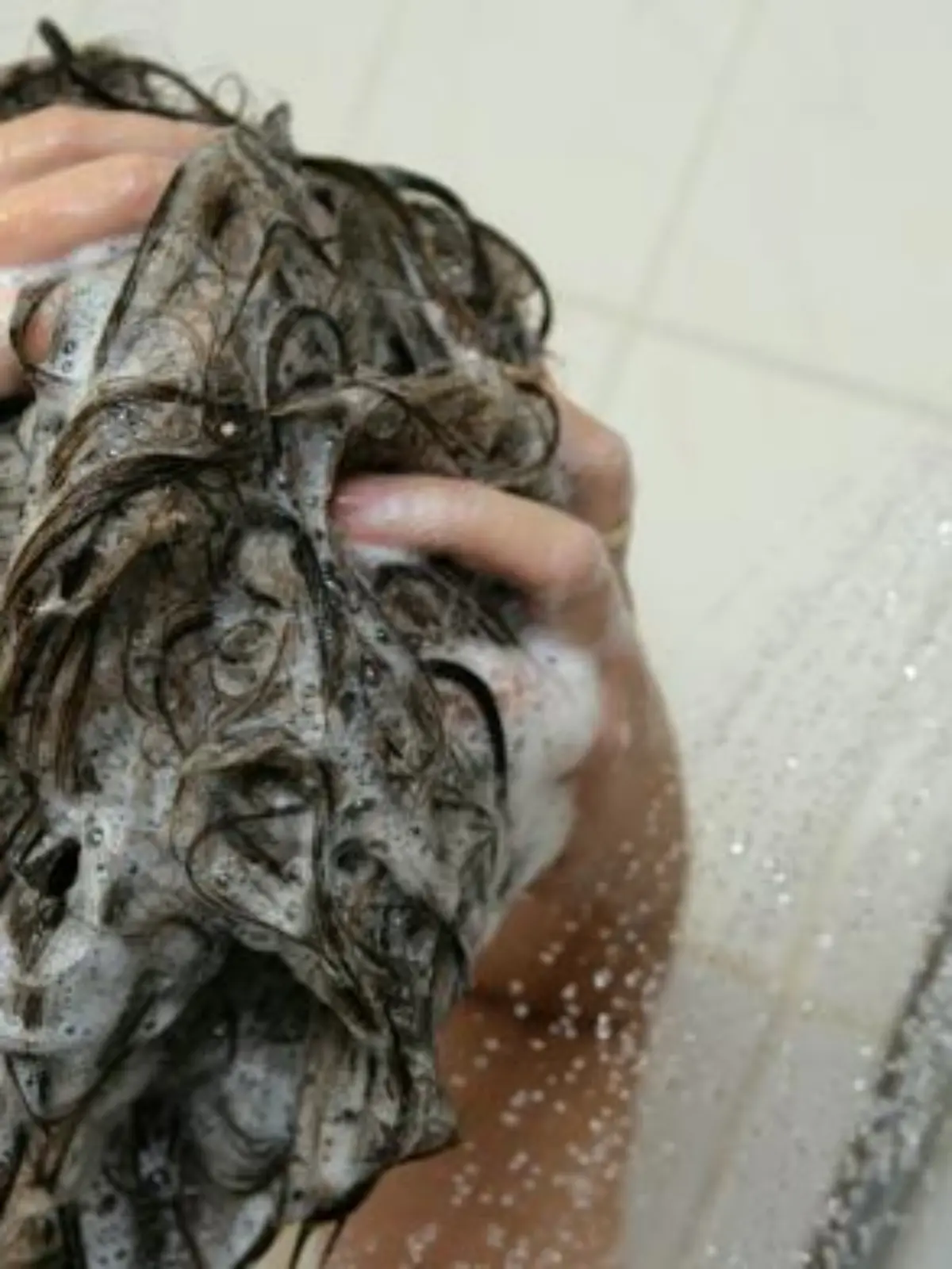 Eine Frau wäscht sich unter einer Dusche ihre Haare, aufgenommen im brandenburgischen Mixdorf am 28.09.2007. Foto: Patrick Pleul +++(c) dpa - Report+++