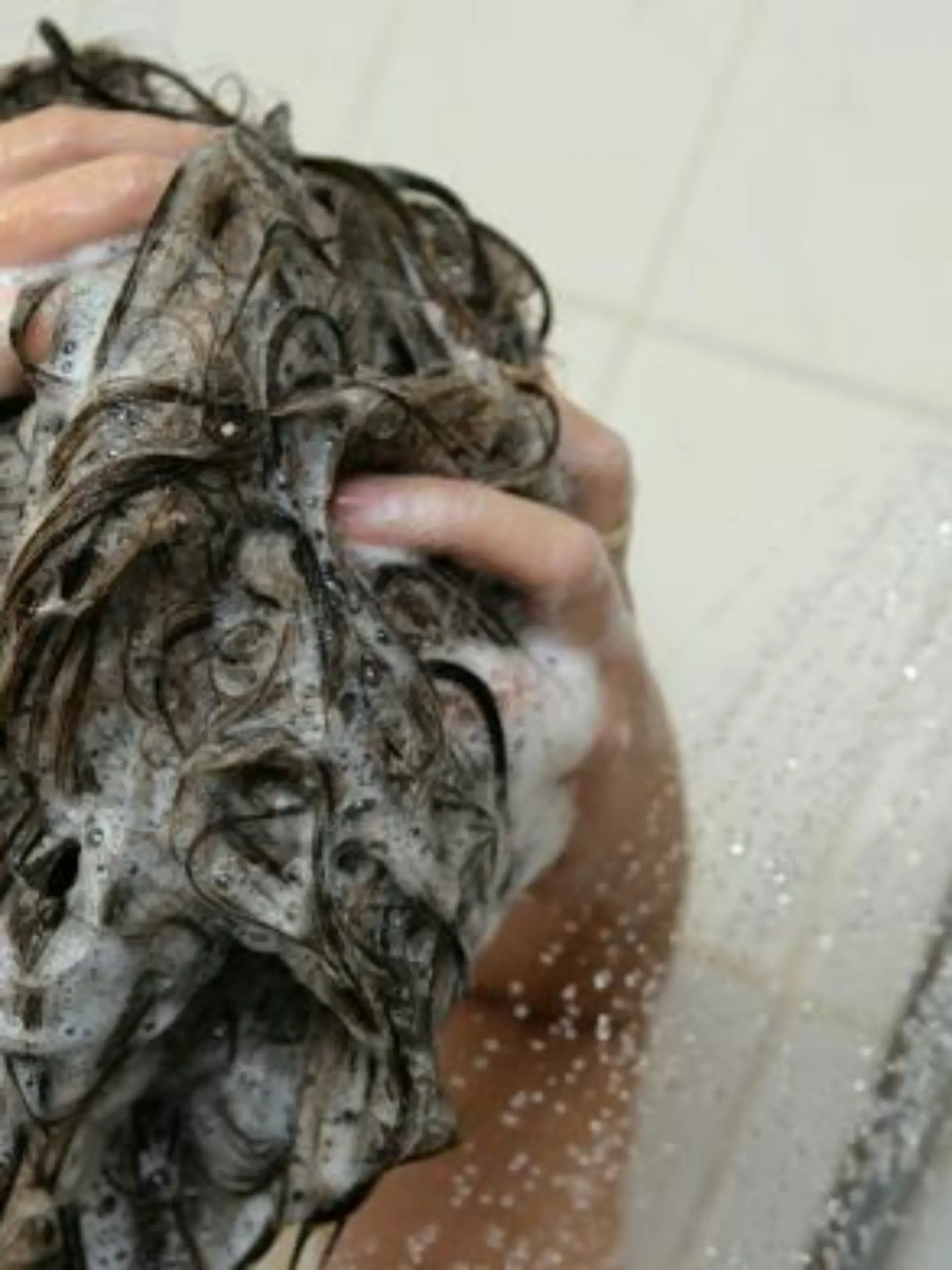 Eine Frau wäscht sich unter einer Dusche ihre Haare, aufgenommen im brandenburgischen Mixdorf am 28.09.2007. Foto: Patrick Pleul +++(c) dpa - Report+++