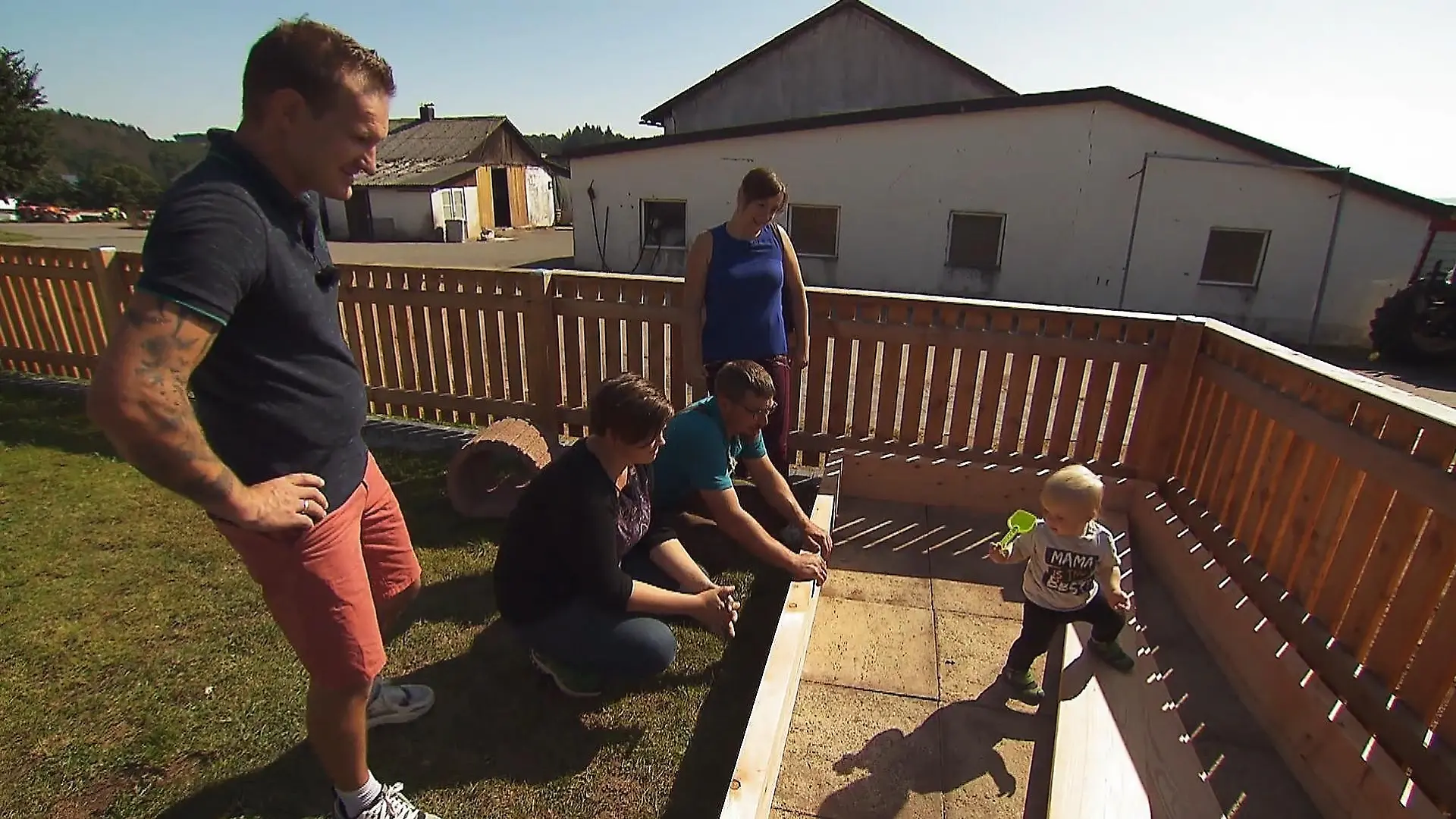 Roland, Franziska, Jörg und Vanessa schauen dem kleinen Alouis beim spielen zu.
