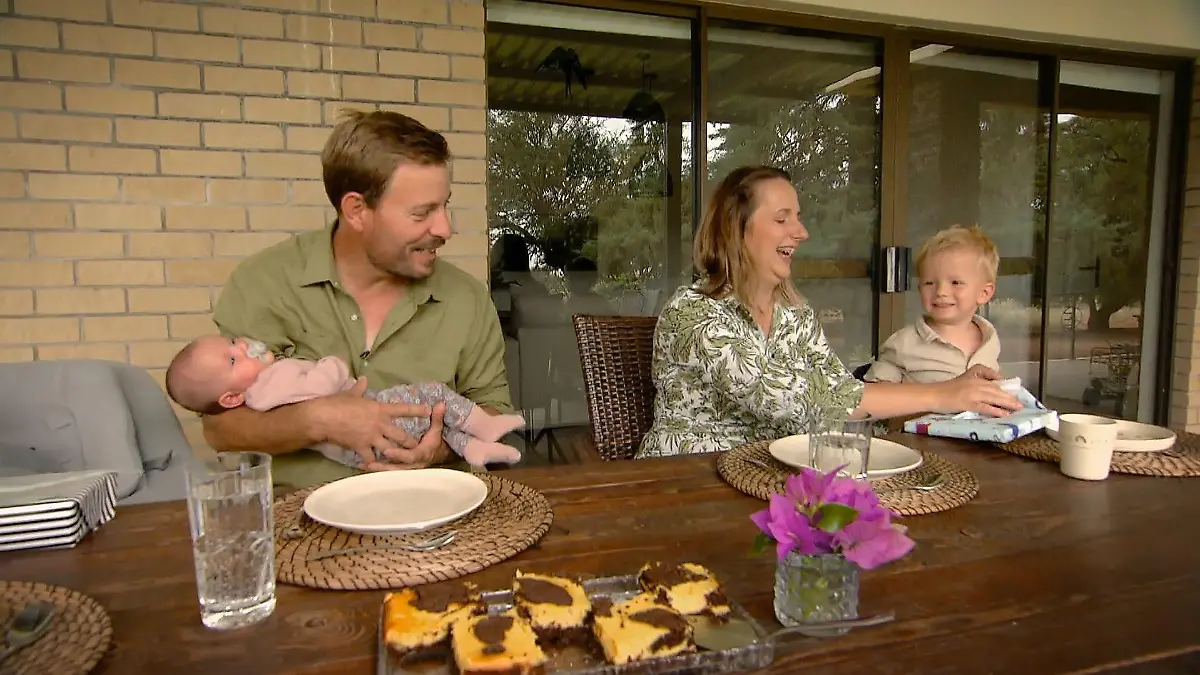 Gerald, Anna, Leon und Alina Marikka sitzen am Tisch.