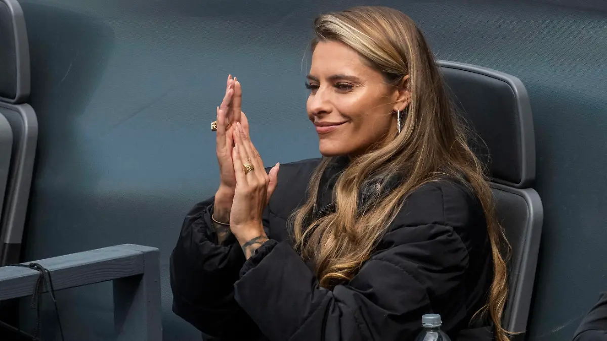 25.7.2023, GER, Tennis, Herren, Hamburg European Open 2023, ATP, Tennis Herren Alexander Zverev Deutschland - Alex Molcan Slowakei Sophia Thomalla Freundin von Alexander Zverev verfolgt das Spiel und klatscht. Hamburg Rothenbaum Stadion Hamburg Deutschland *** 25 7 2023, GER, Tennis, Men, Hamburg European Open 2023, ATP, Alexander Zverev Germany Alex Molcan Slovakia Sophia Thomalla Girlfriend of Alexander Zverev follows match and claps Hamburg Rothenbaum Stadium Hamburg Germany