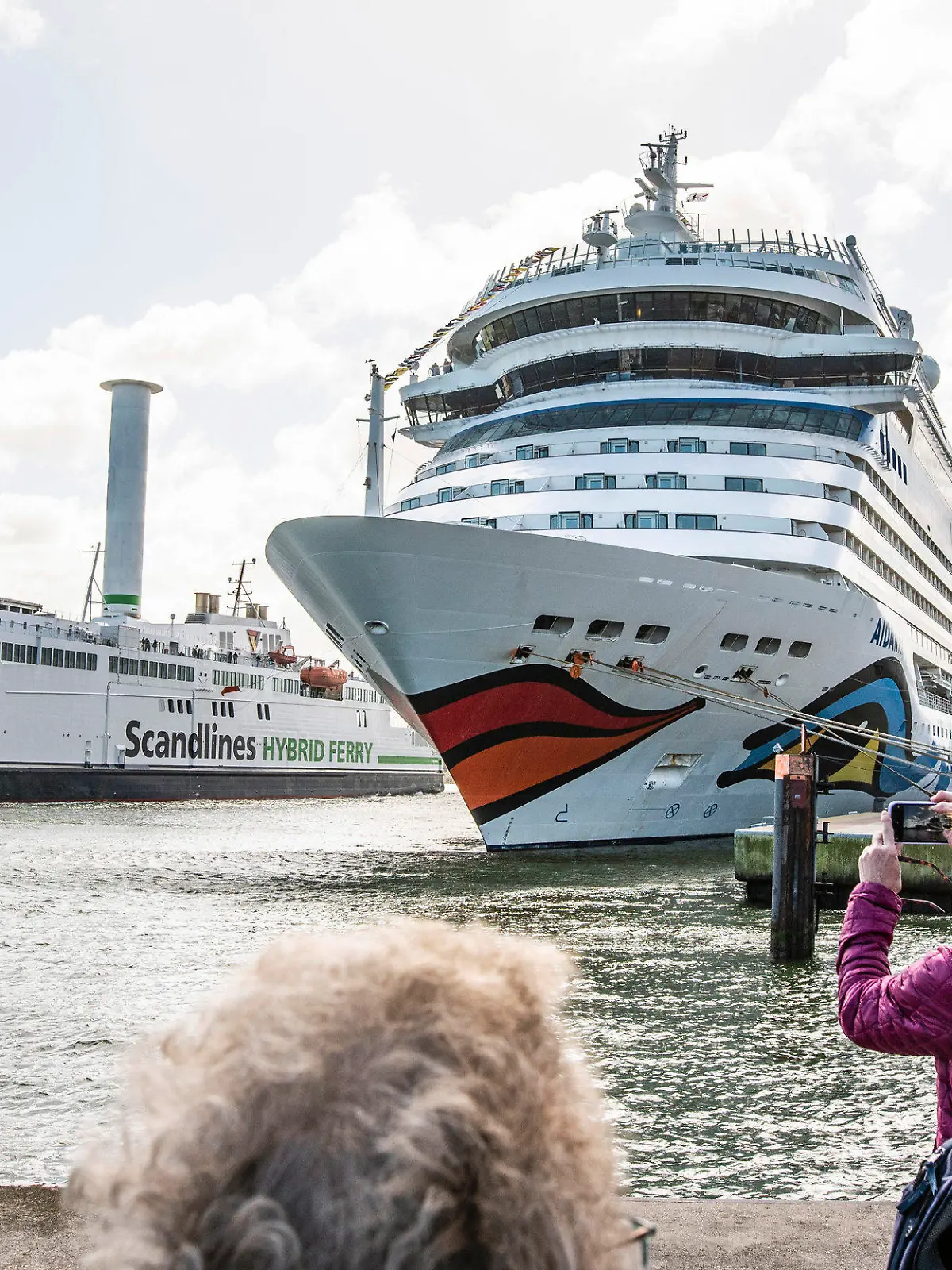 14.04.2024, Warnemünde: Gäste spazieren auf einer Port Party am Kreuzfahrthafen in Warnemünde. Die AIDAmar eröffnet am Sonntag die diesjährige Kreuzfahrtsaison in Warnemünde und feiert den Start in die Kreuzfahrtsaison 2024 mit einer Port Party. Das Ostseebad im Norden ist für AIDA Cruises, Marktführer der deutschen Kreuzfahrtbranche mit Sitz in Rostock, der Heimathafen. Insgesamt erfolgen in diesem Jahr mit AIDAmar und AIDAdiva vom 14. April bis 4. November 69 Anläufe. Foto: Frank Hormann/dpa-Zentralbild/dpa +++ dpa-Bildfunk +++