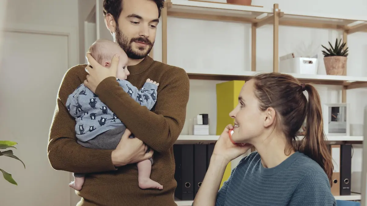 Smiling mother at desk looking at father holding baby in home office model released Symbolfoto property released PUBLICATIONxINxGERxSUIxAUTxHUNxONLY MFF03425

Smiling Mother AT Desk Looking AT Father Holding Baby in Home Office Model released Symbolic image Property released PUBLICATIONxINxGERxSUIxAUTxHUNxONLY MFF03425  