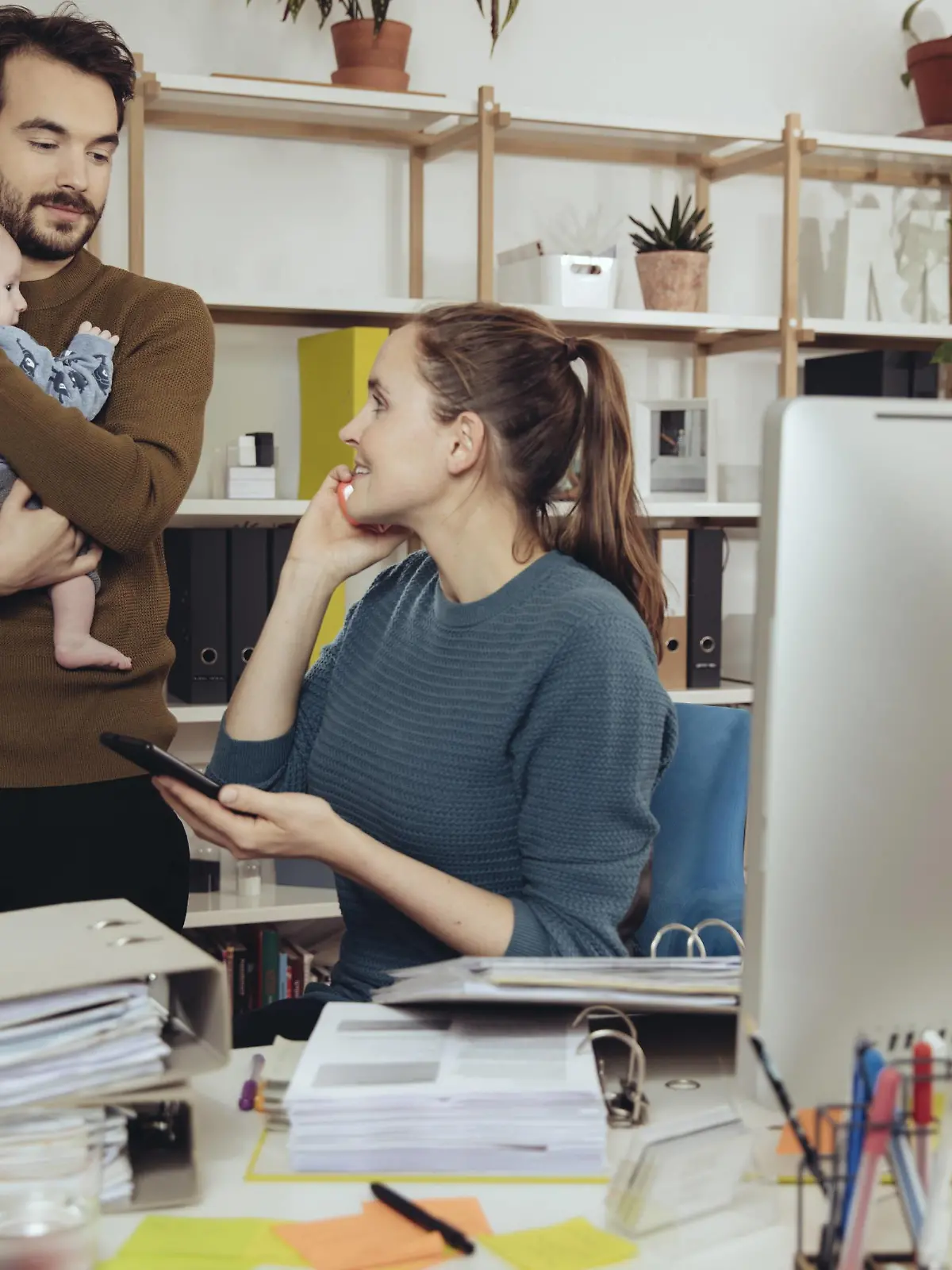 Smiling mother at desk looking at father holding baby in home office model released Symbolfoto property released PUBLICATIONxINxGERxSUIxAUTxHUNxONLY MFF03425

Smiling Mother AT Desk Looking AT Father Holding Baby in Home Office Model released Symbolic image Property released PUBLICATIONxINxGERxSUIxAUTxHUNxONLY MFF03425  