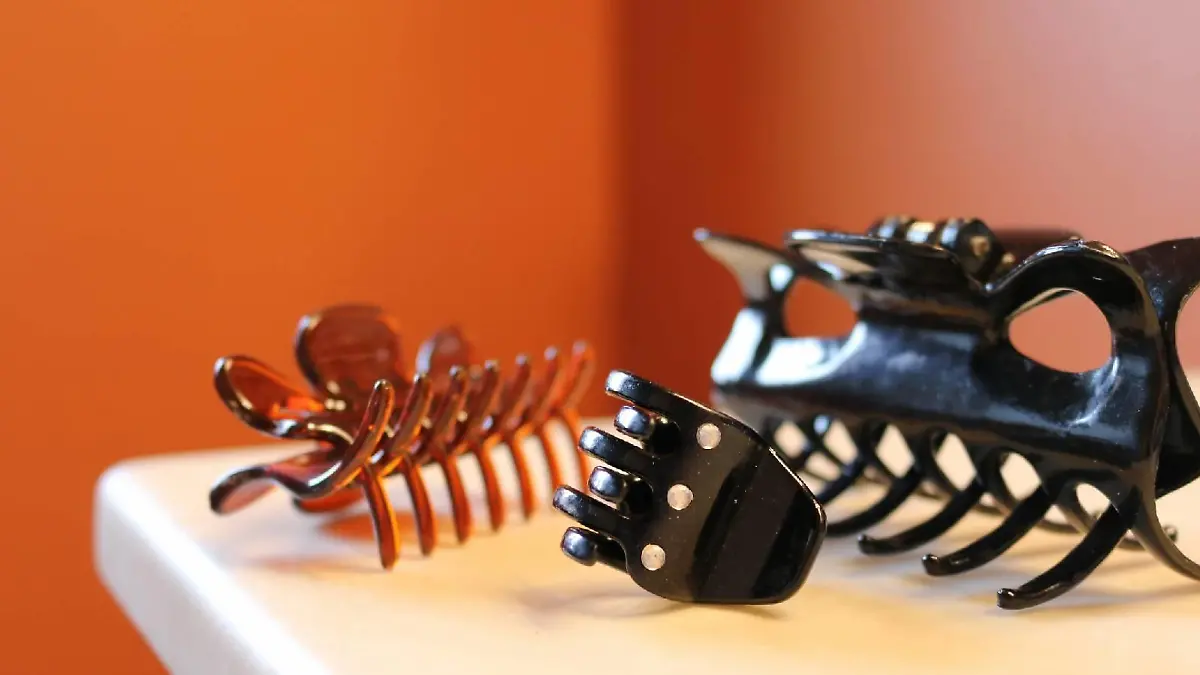 Klauen Haarclips an der Theke