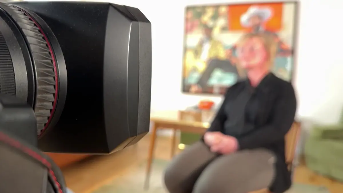 Eine Frau gibt ein Interview.