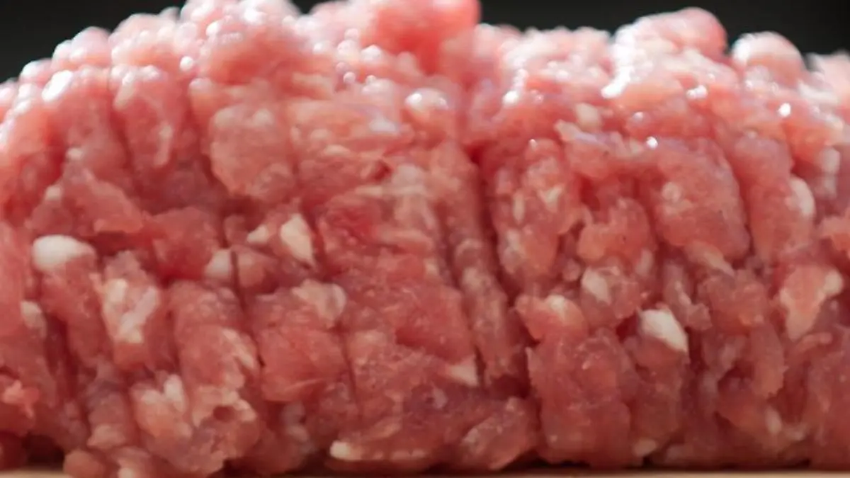 Mett auf einem Holzbrett