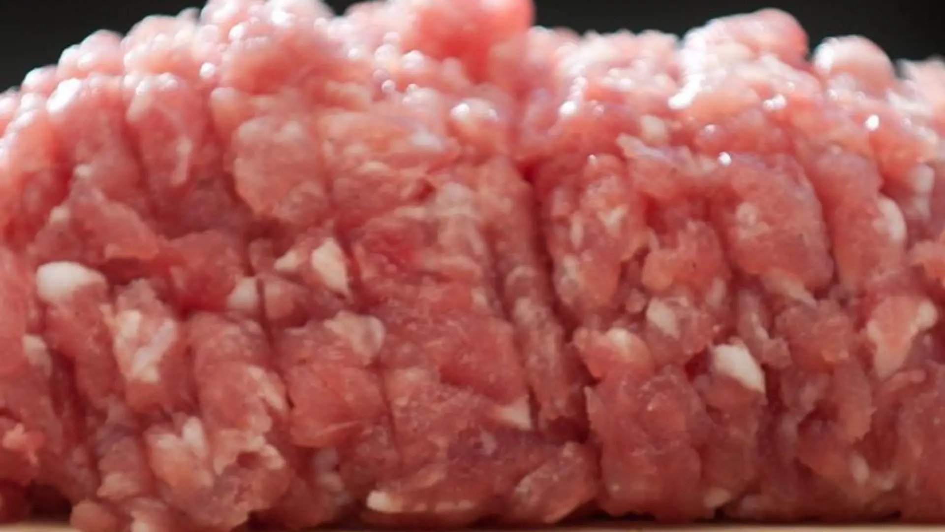 Mett auf einem Holzbrett