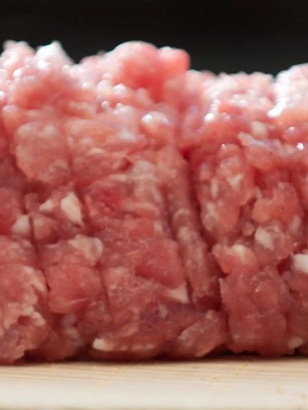 Mett auf einem Holzbrett