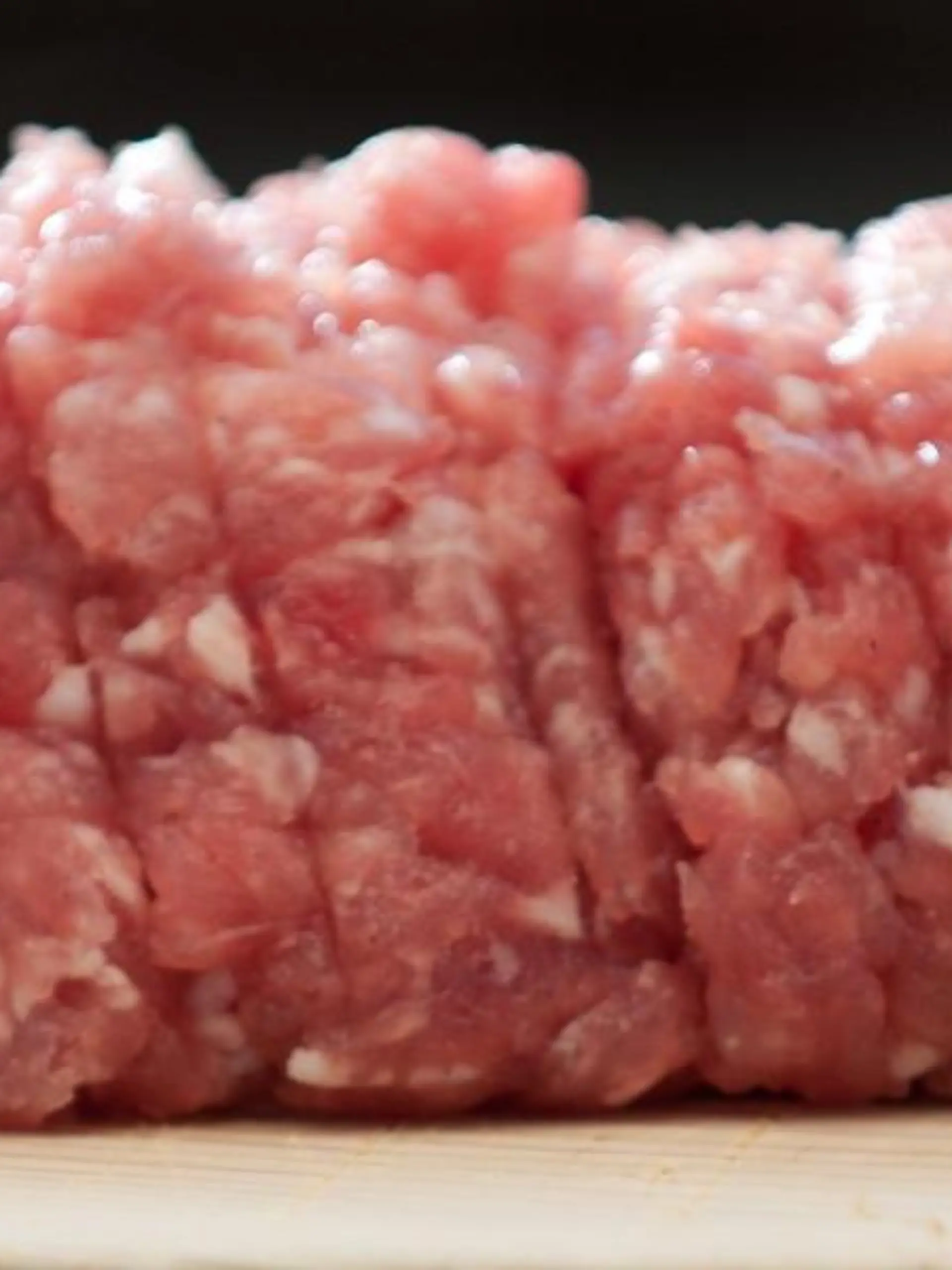 Mett auf einem Holzbrett