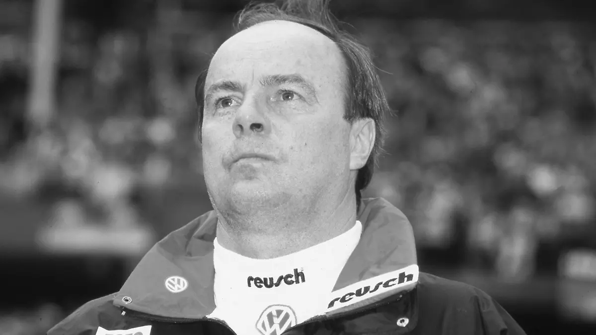 firo : 24.06.1995 Fußball: Fussball: Archivfotos , Archivfoto , Archivbilder , Archiv, DFB Pokal Finale , Saison 1994/1995 , 94/95 Borussia Mönchengladbach, Gladbach - VfL Wolfsburg 3:0 Gerd Roggensack , halbe Figur , trainer , von VfL Wolsburg