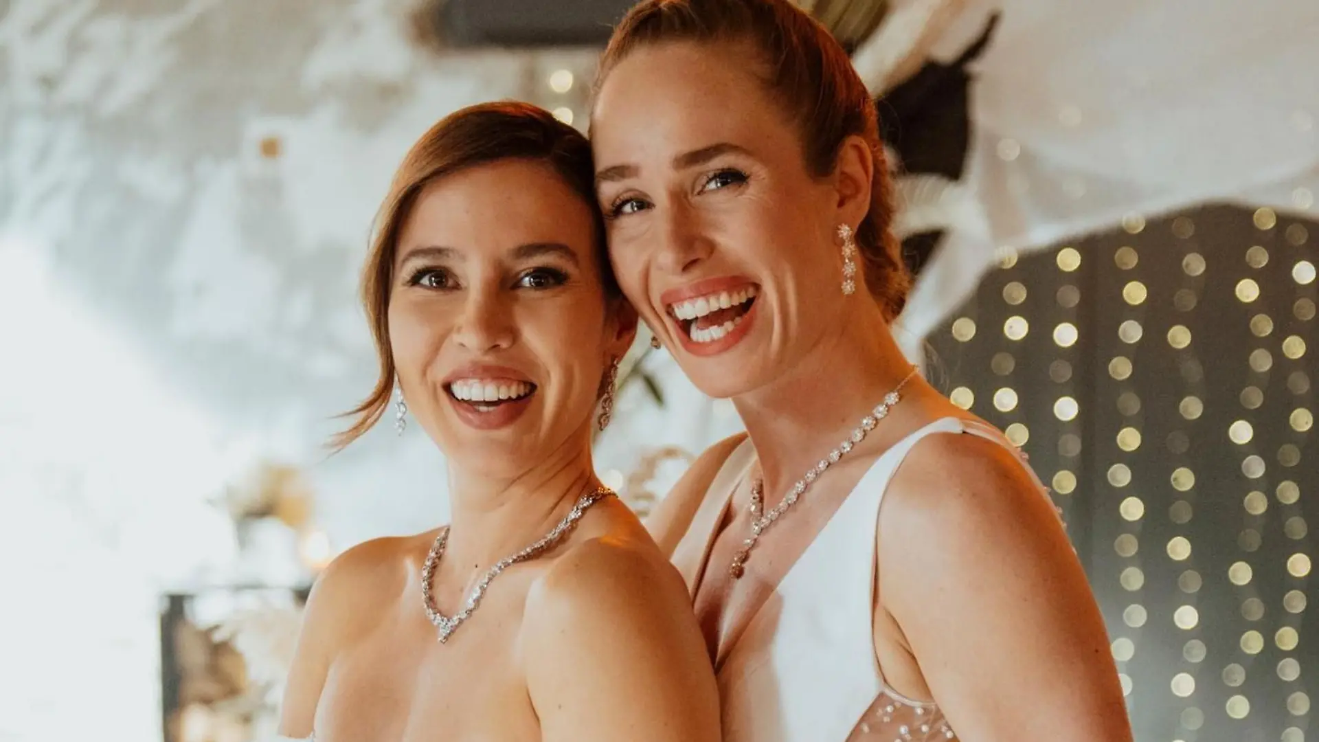 Chiara (Alexandra Fonsatti, l.) und Ava (Laura Grothe) geben sich das Ja-Wort mit einer großen Feier.

+++ Die Verwendung des sendungsbezogenen Materials ist nur mit dem Hinweis und Verlinkung auf RTL+ gestattet. +++