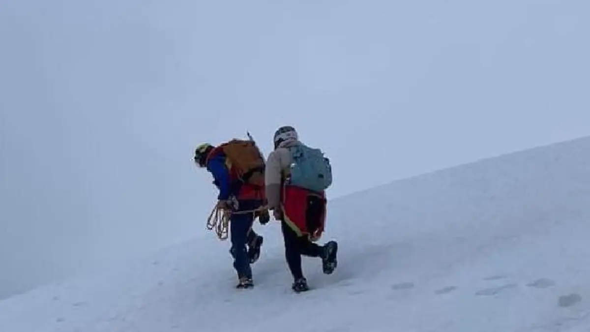 Rettung auf der Zugspitze: Die Bergwacht holt die Sneaker-Wanderer aus dem Schnee.