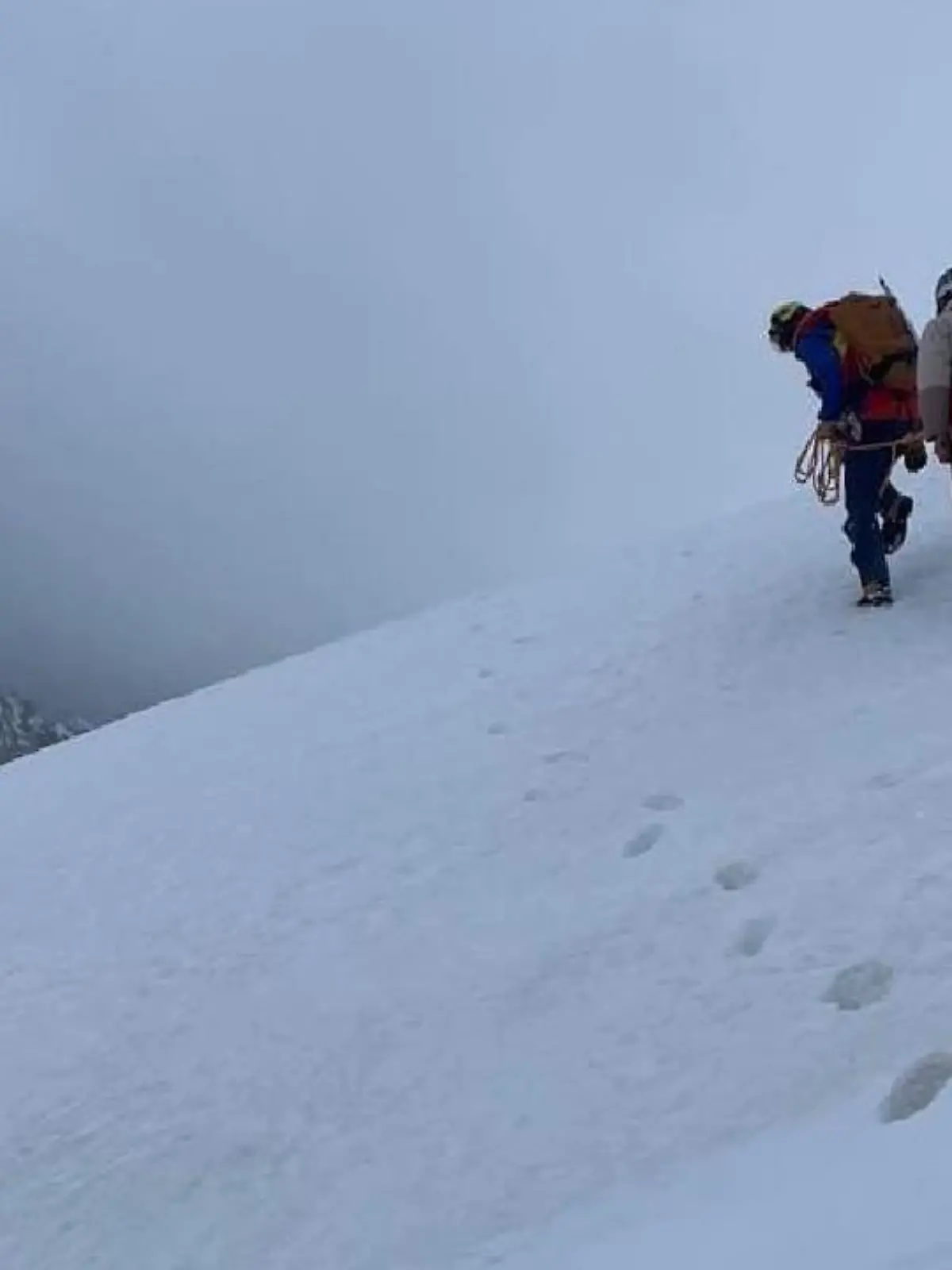 Rettung auf der Zugspitze: Die Bergwacht holt die Sneaker-Wanderer aus dem Schnee.