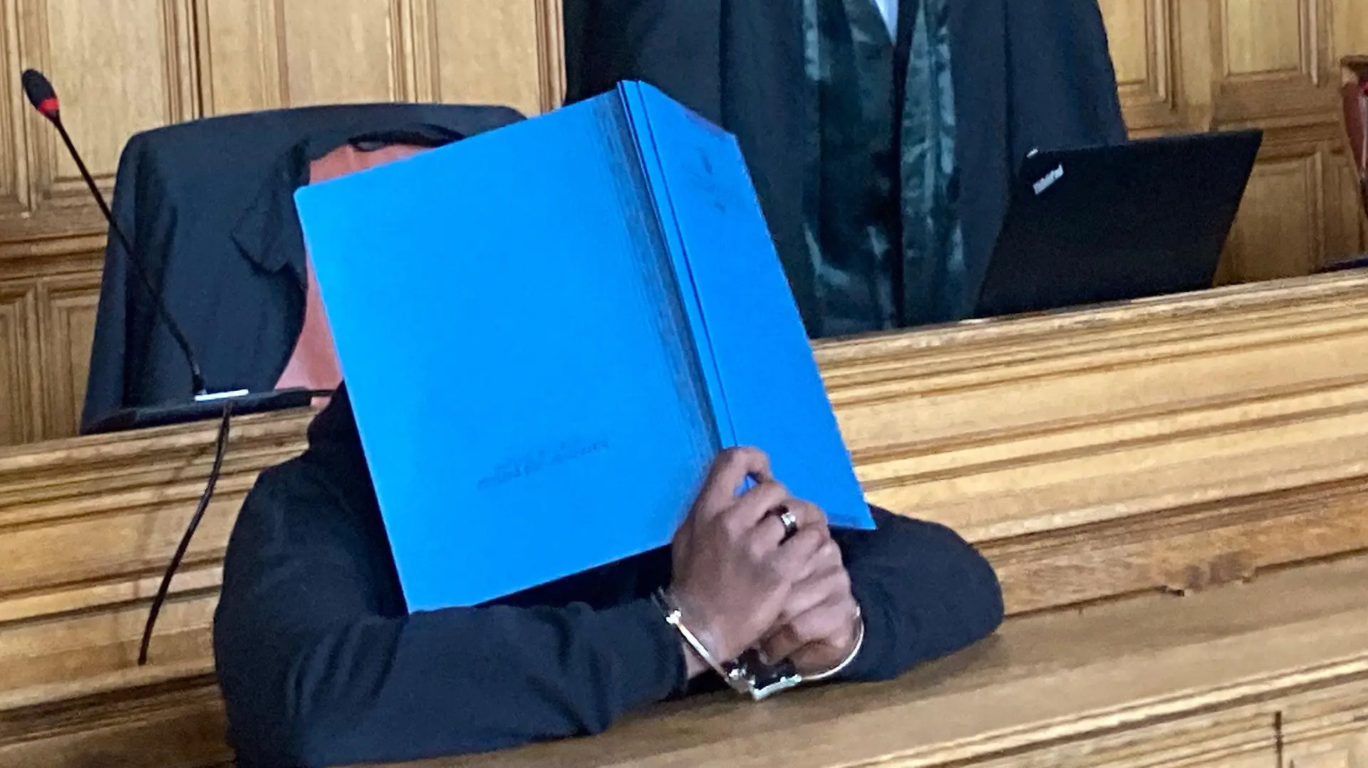 17.04.2024, Bremen: Der Angeklagte sitzt in einem Saal des Landgerichts, hinter ihm steht sein Verteidiger Alexander Gellinger. Die Staatsanwaltschaft wirft ihm vor, seine Schwester im Dezember vergangenen Jahres mit einem Küchenmesser in ihrer Wohnung getötet zu haben. Nach Auffassung der Anklagebehörde war er mit ihrem Lebenswandel nicht einverstanden. Er sah demnach die Ehre seiner Familie geschädigt und wollte diese mit ihrem Tod wiederherstellen. Foto: Mirjam Uhrich/dpa +++ dpa-Bildfunk +++