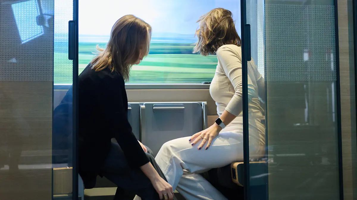 17.04.2024, Berlin: Zwei Mitarbeiterinnen der Deutschen Bahn sitzen in einem Zweierabteil, welches auf der Messe der Deutschen Bahn ·Mobilität erleben· ausgestellt ist. Es ist eines der Highlights auf der Messe, um noch mehr Menschen im Sinne der Nachhaltigkeit für das Reisen mit der Bahn zu gewinnen. Foto: Annette Riedl/dpa +++ dpa-Bildfunk +++