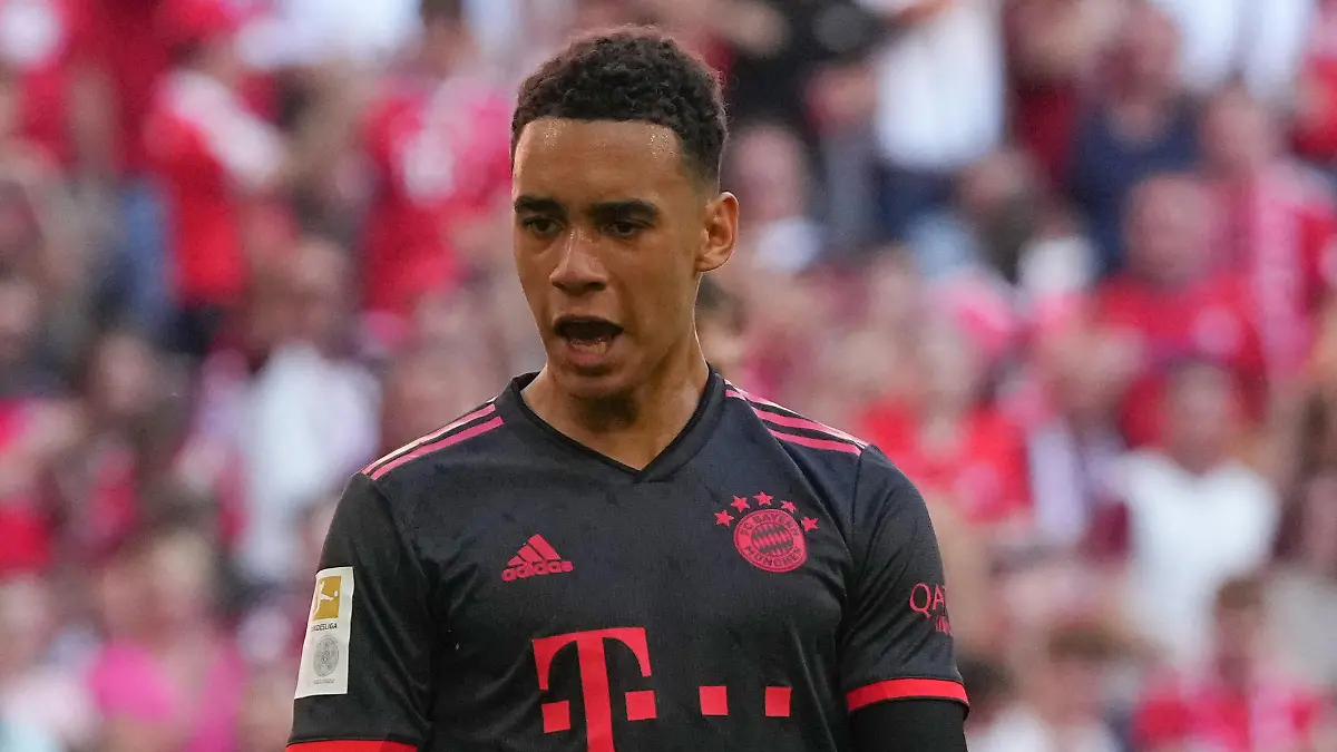 ARCHIV - 14.08.2022, Bayern, München: Fußball: Bundesliga, Bayern München - VfL Wolfsburg, 2. Spieltag, Allianz Arena, Bayerns Jamal Musiala jubelt. (zu dpa: "Matthäus schwärmt von Bayern-Profi Musiala: «Die Zukunft des Vereins»") Foto: Soeren Stache/dpa - WICHTIGER HINWEIS: Gemäß den Vorgaben der DFL Deutsche Fußball Liga bzw. des DFB Deutscher Fußball-Bund ist es untersagt, in dem Stadion und/oder vom Spiel angefertigte Fotoaufnahmen in Form von Sequenzbildern und/oder videoähnlichen Fotostrecken zu verwerten bzw. verwerten zu lassen. +++ dpa-Bildfunk +++