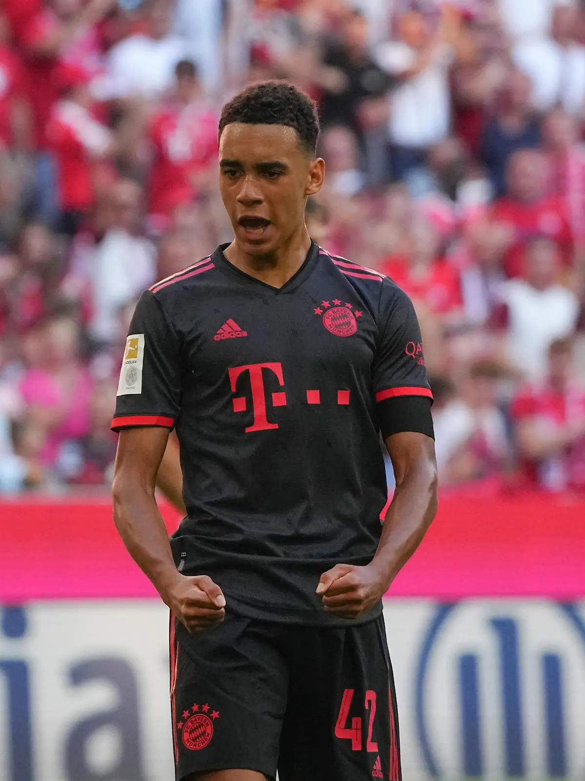 ARCHIV - 14.08.2022, Bayern, München: Fußball: Bundesliga, Bayern München - VfL Wolfsburg, 2. Spieltag, Allianz Arena, Bayerns Jamal Musiala jubelt. (zu dpa: "Matthäus schwärmt von Bayern-Profi Musiala: «Die Zukunft des Vereins»") Foto: Soeren Stache/dpa - WICHTIGER HINWEIS: Gemäß den Vorgaben der DFL Deutsche Fußball Liga bzw. des DFB Deutscher Fußball-Bund ist es untersagt, in dem Stadion und/oder vom Spiel angefertigte Fotoaufnahmen in Form von Sequenzbildern und/oder videoähnlichen Fotostrecken zu verwerten bzw. verwerten zu lassen. +++ dpa-Bildfunk +++