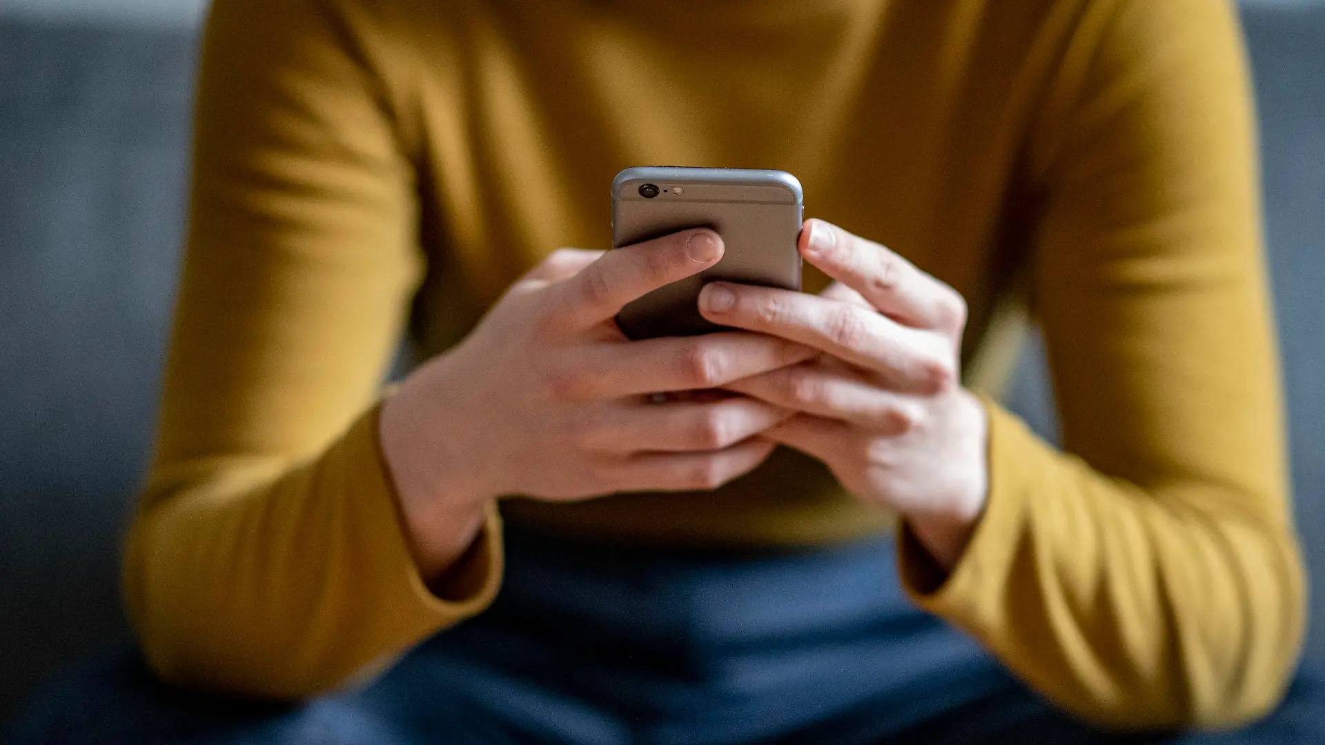 ARCHIV - 24.04.2021, Berlin: ILLUSTRATION - Eine junge Frau hält ein Smartphone in der Hand. (gestellte Szene) (zu dpa: «Penisfotos geschickt: Mann in England wegen Cyberflashings verurteilt») Foto: Fabian Sommer/dpa +++ dpa-Bildfunk +++
