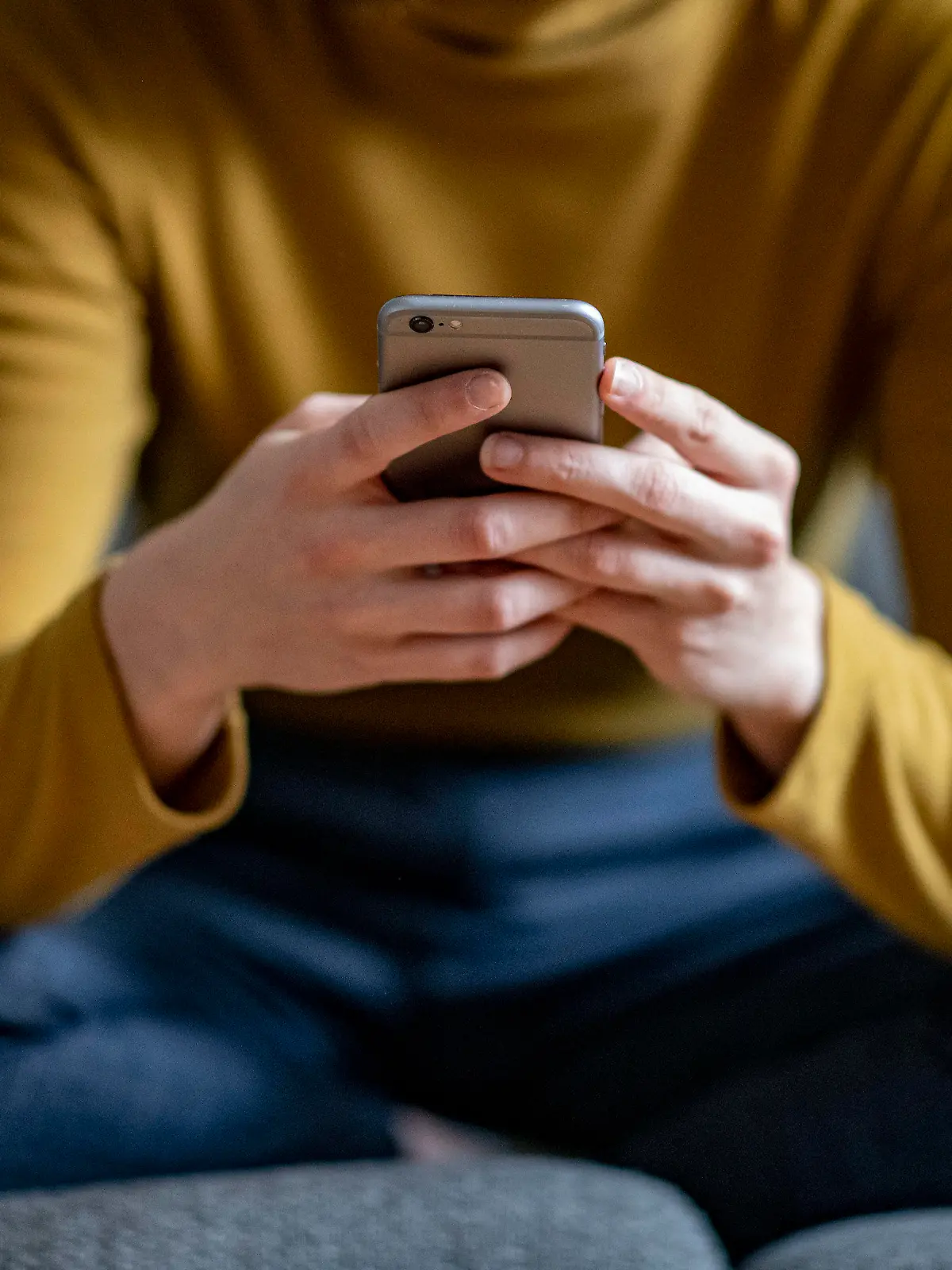 ARCHIV - 24.04.2021, Berlin: ILLUSTRATION - Eine junge Frau hält ein Smartphone in der Hand. (gestellte Szene) (zu dpa: «Penisfotos geschickt: Mann in England wegen Cyberflashings verurteilt») Foto: Fabian Sommer/dpa +++ dpa-Bildfunk +++