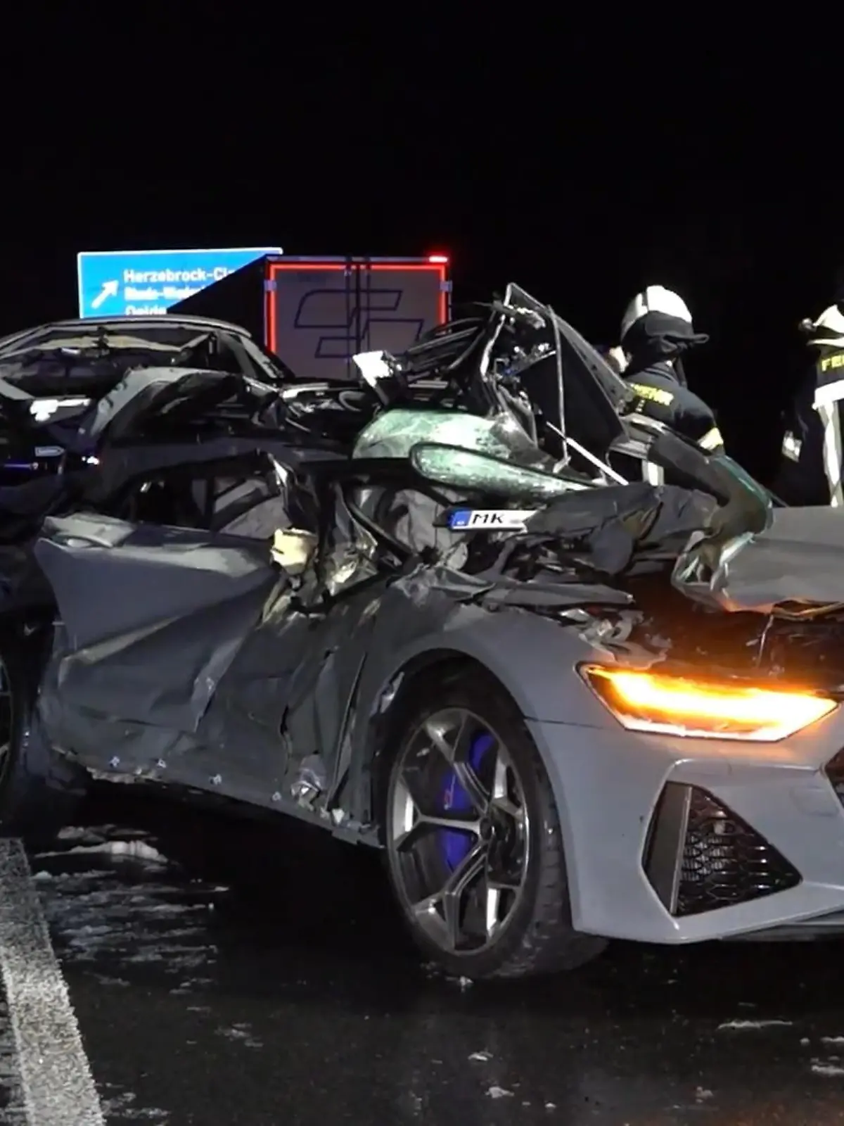 Ein plötzlich einsetzender Graupelschauer hat die A2 bei Gütersloh zur Rutschbahn gemacht. Ein Wagen kracht in einen LKW, andere kommen von der Fahrbahn ab.  „Das Auto fängt an zu rutschen, hat sich gedreht und ich bin dann rückwärts die Böschung runter, dreifach Salto gemacht und irgendwann im Graben liegen geblieben“, sagte ein Unfallfahrer. Er verletzt sich die Hand. Insgesamt werden sechs Menschen verletzte.
Massencrash auch auf der A5 in Baden-Württemberg nördlich von Offenburg: Hier war es Hagel, der die Fahrbahn plötzlich zur Eisbahn machte. „Ich dachte erst das ist 'ne neue Fahrbahn da, das war hell, wie eine ausgerollter Teppich und dann ist vor mir einer gerutscht, ich gerutscht und hinter mir und dann hat es geklatscht“, sagte ein Beteiligter. Rund zehn Fahrzeuge verunglücken, mehrere Menschen werden verletzt. Richtung Süden war die Autobahn stundenlang gesperrt.