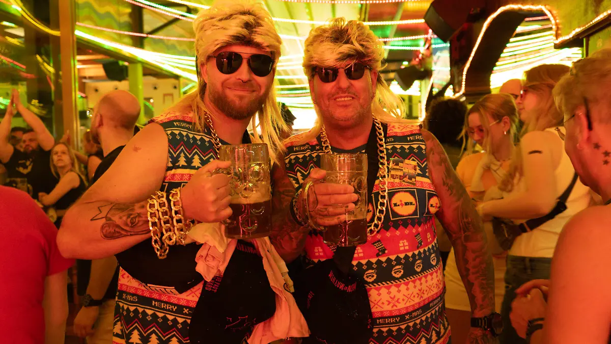 PRODUKTION - 17.04.2024, Spanien, Palma de Mallorca: Zwei Gäste halten im Bierkönig Bierkrüge in der Hand. Am Ballermann kommt der Partybetrieb wieder auf Touren. Schon zum Auftakt ist im Bierkönig kaum noch ein Durchkommen. (zu dpa «Biene Maja auf Mallorca: Ballermann schon zum Saisonauftakt rappelvoll») Foto: Mar Granel/dpa +++ dpa-Bildfunk +++