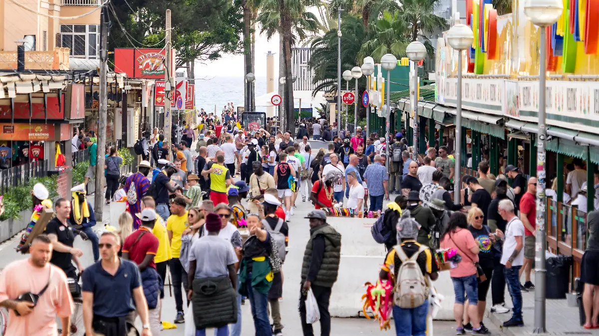 Blick in die so genannte Schinkenstraße mit den Touristenlokalen Bierkönig und Bamboleo an der Playa de Palma auf der Insel MallorcaBlick in die so genannte Schinkenstraße mit den Touristenlokalen Bierkönig und Bamboleo an der Playa de Palma auf der Insel Mallorca, Mallorca Balearischen Inseln Spanien Platja de Palma *** View into the so-called ham street with the tourist restaurants Bierkönig and Bamboleo at the Playa de Palma on the island of Mallorca View into the so-called ham street with the tourist restaurants Bierkönig and Bamboleo at the Playa de Palma on the island of Mallorca, Mallorca Balearic Islands Spain Platja de Palma 