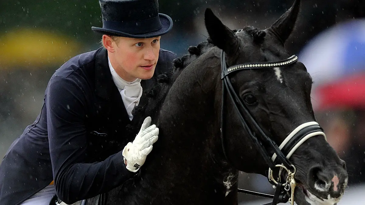 ARCHIV - Der Zweitplatzierte Matthias Rath streichelt nach seinem Ritt während der Deutschen Meisterschaft der Dressurreiter am 03.06.2012 auf dem Turnierplatz am Schloss Wocklum in Balve sein Pferd Totilas. Für Totilas-Reiter Matthias Rath ist der Traum vom Start bei den Olympischen Spielen in London geplatzt. «So traurig es ist. Das entspricht den Tatsachen», bestätigte am Donnerstag (05.07.2012 ) der Dressurausschuss-Vorsitzende Roeser der Nachrichtenagentur dpa beim CHIO in Aachen Raths Aus für den Jahreshöhepunkt in London. Foto: Marius Becker dpa  +++(c) dpa - Bildfunk+++
