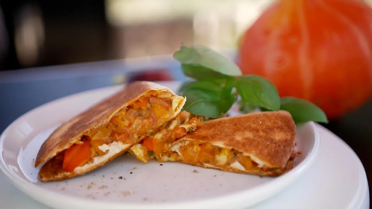 Die Quesadillas schmecken am besten mit ein wenig Basilikum.