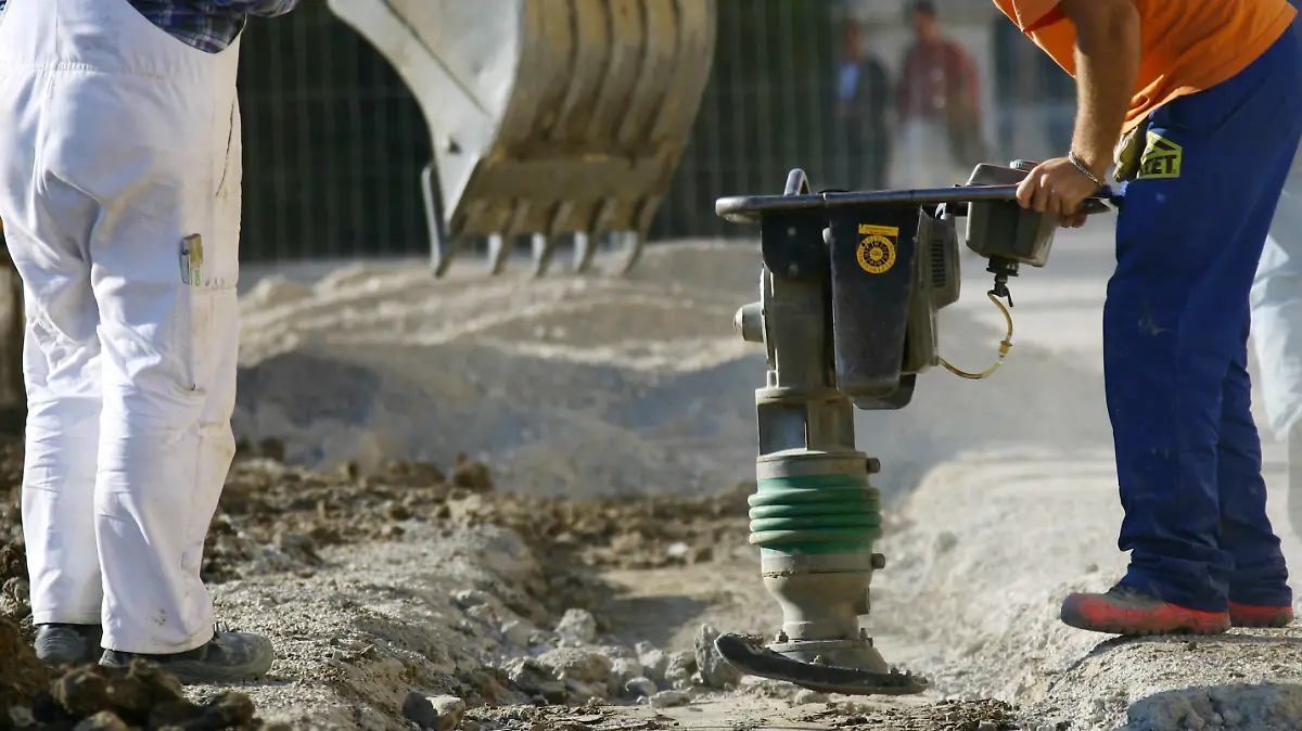 ARCHIVFOTO Handwerker und Fachkräftemangel in Deutschland am 21.07.2022 Symbolbild Bauarbeiter mit Presslufthammer in Wien, Oesterreich, am 12. Oktober 2006