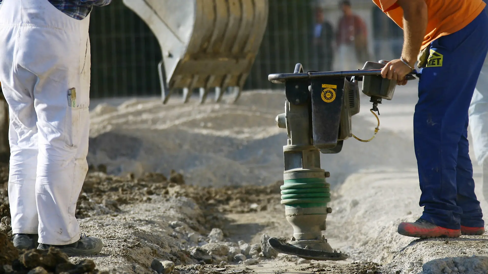 ARCHIVFOTO Handwerker und Fachkräftemangel in Deutschland am 21.07.2022 Symbolbild Bauarbeiter mit Presslufthammer in Wien, Oesterreich, am 12. Oktober 2006