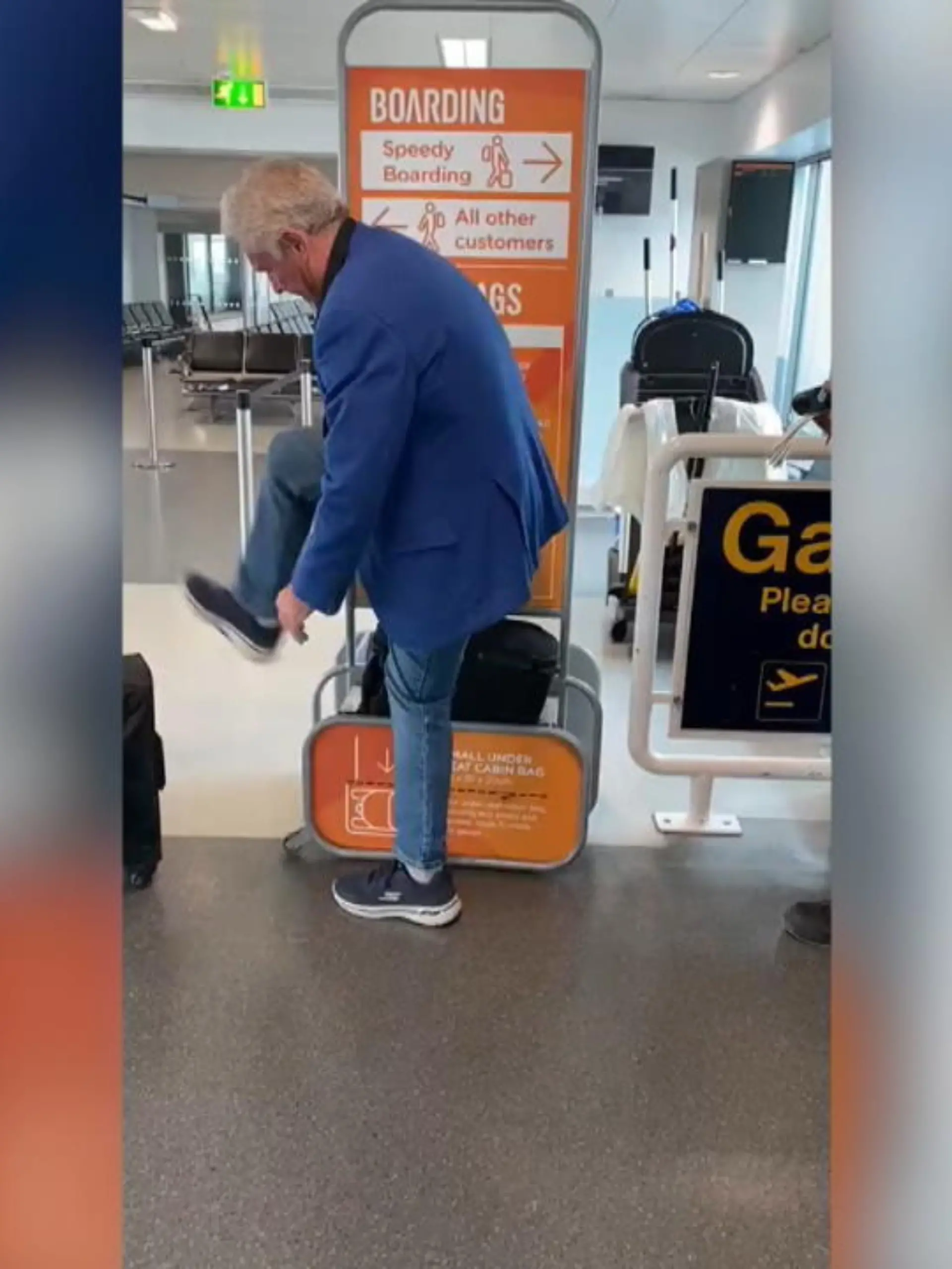 Um am Flughafen kein Aufpreis für das etwas zu große Handgepäck zahlen zu müssen, quetscht ein Passagier sein Koffer in das notwendige Behältnis. Weil dieser nicht reinpasst, hagelt es sogar Tritte. Zum Glück hält ein weiterer Passagier mit seiner Handykamera drauf, sodass wir auch etwas von dem urkomischen Moment haben.