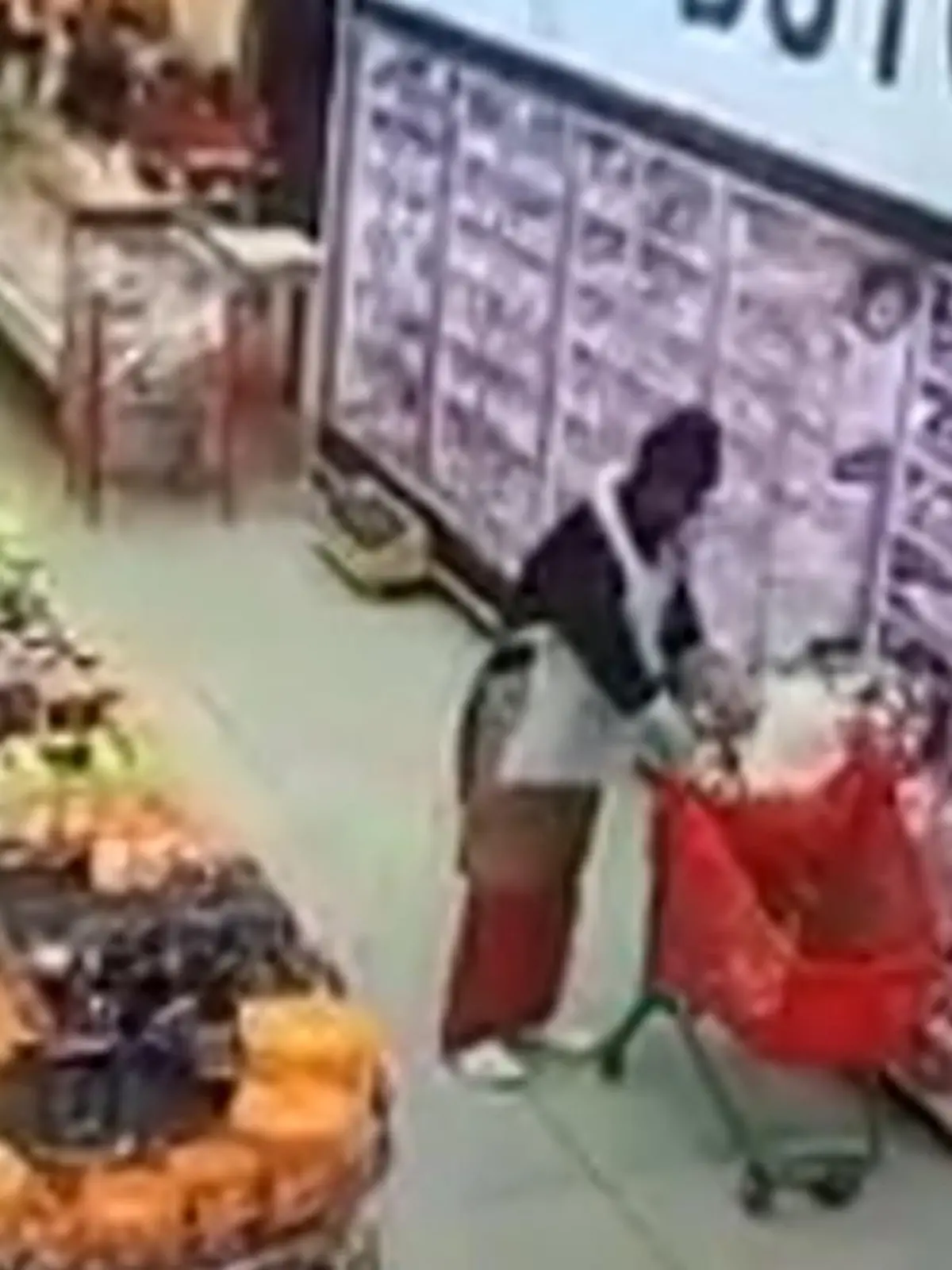 Während eine Mutter in einem Supermarkt in Johannesburg einkauft, wird ihr tatsächlich das Baby aus dem Einkaufswagen geklaut. Nun wird gegen den Herrn ermittelt.