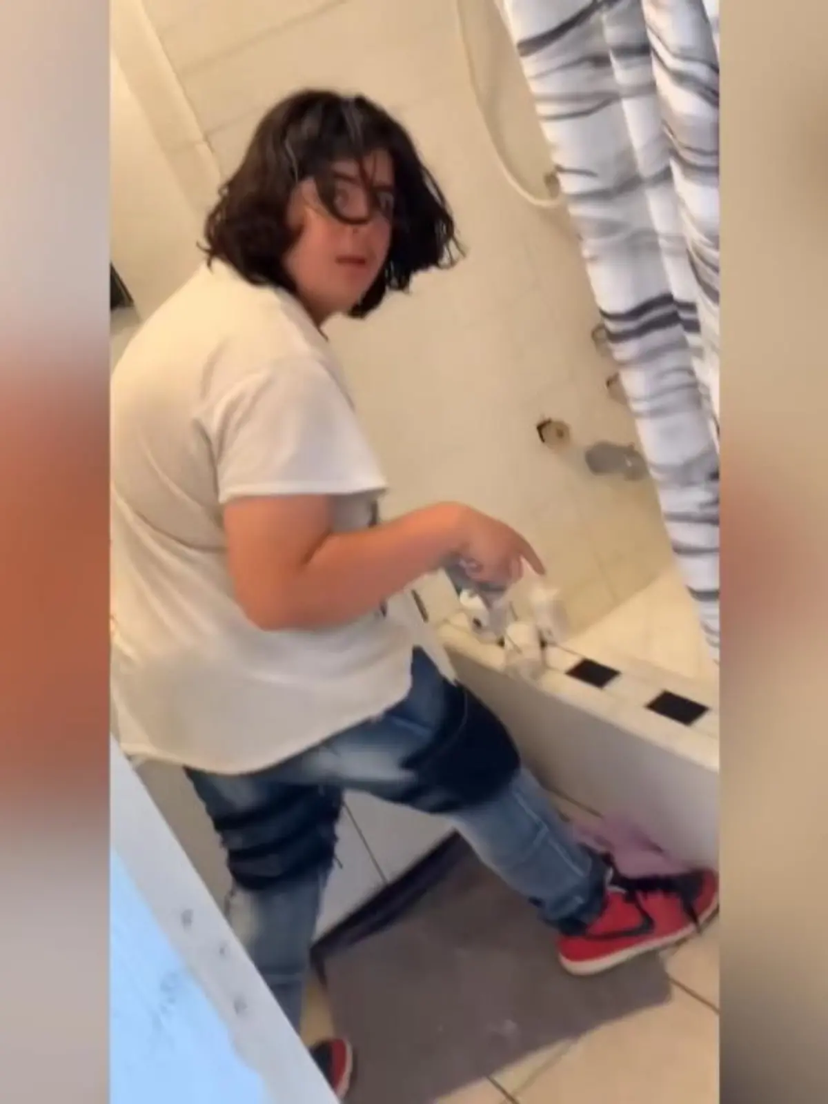 Ekel-Strafe für einen Jungen in den USA. Der Teenager ist bei seinem Nachbarn eingebrochen. Doch er wurde erwischt! Sein Glück: Der Nachbar und der Junge kennen sich schon ein Teenie-Leben lang. Deshalb sah der Geschädigte von einer Anzeige ab, aber nicht von einer Strafe. Und die war fast ein bisschen eklig, wie man im Video sehen kann.