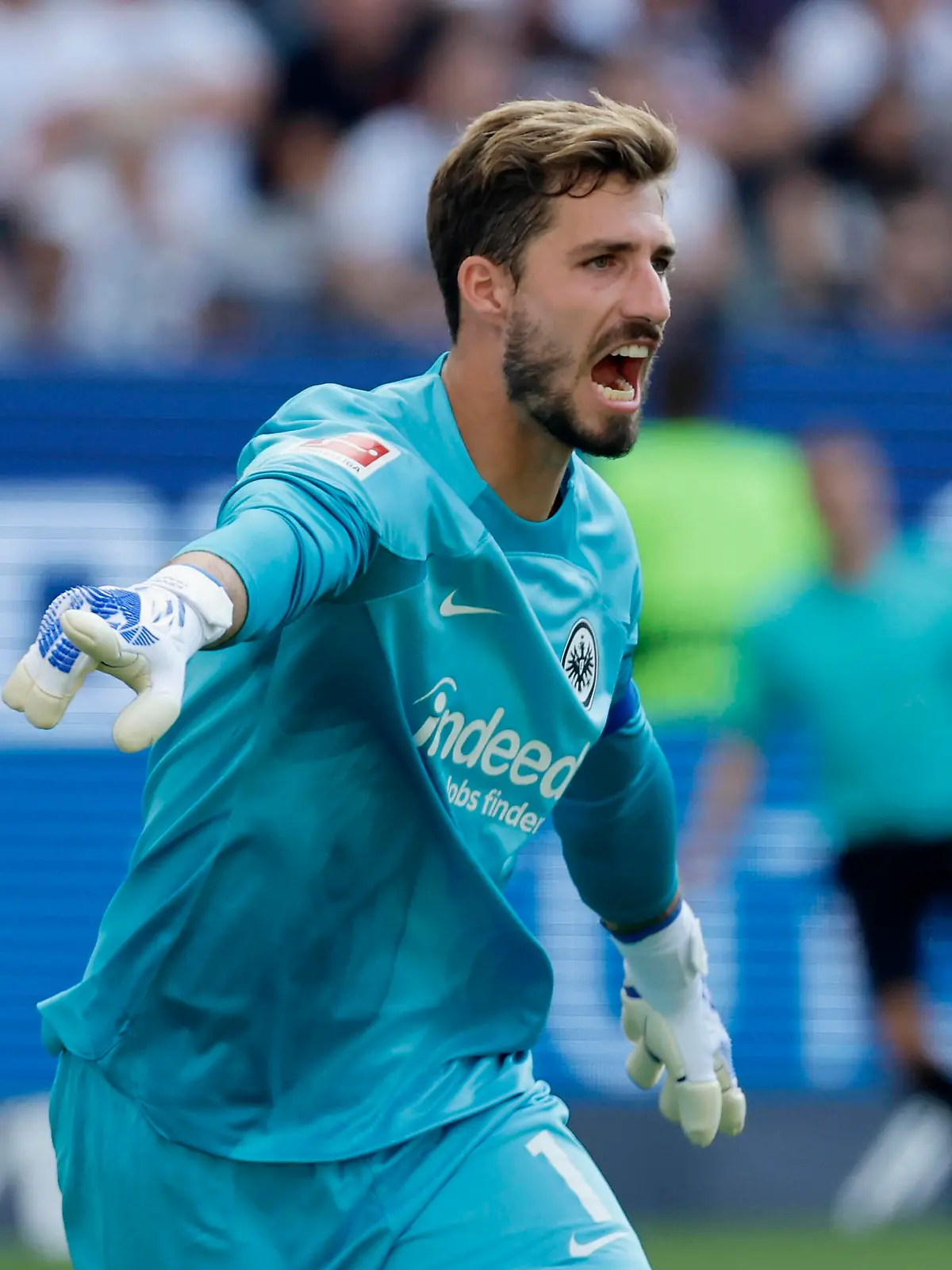  21.08.2022, Fussball, Bundesliga, 3. Spieltag, Eintracht Frankfurt - 1. FC Koeln, GER, Frankfurt, Deutsche Bank Park Bild: v. li. Torwart Kevin Trapp Eintracht Frankfurt, 1, gibt Anweisungen, gestikuliert, mit den Armen gestikulieren gives instructions, gesticulate, gesticolando, emotionen DFL REGULATIONS PROHIBIT A NY USE OF PHOTOGRAPHS AS IMAGE SEQUENCES AND/OR QUASI-VIDEO. *** 21 08 2022, Football, Bundesliga, 3 Matchday, Eintracht Frankfurt 1 FC Koeln, GER, Frankfurt, Deutsche Bank Park Picture v li Goalkeeper Kevin Trapp Eintracht Frankfurt, 1 , gives instructions, gestures, gesticulate with arms gives instructions, gesticulate, gesticolando, emotions DFL REGULATES PROHIBIT A NY USE OF PHOTOGRAPHS AS IMAGE SEQUENCES AND OR QUASI VIDEO Copyright: HMBxMedia/xHeikoxBecker