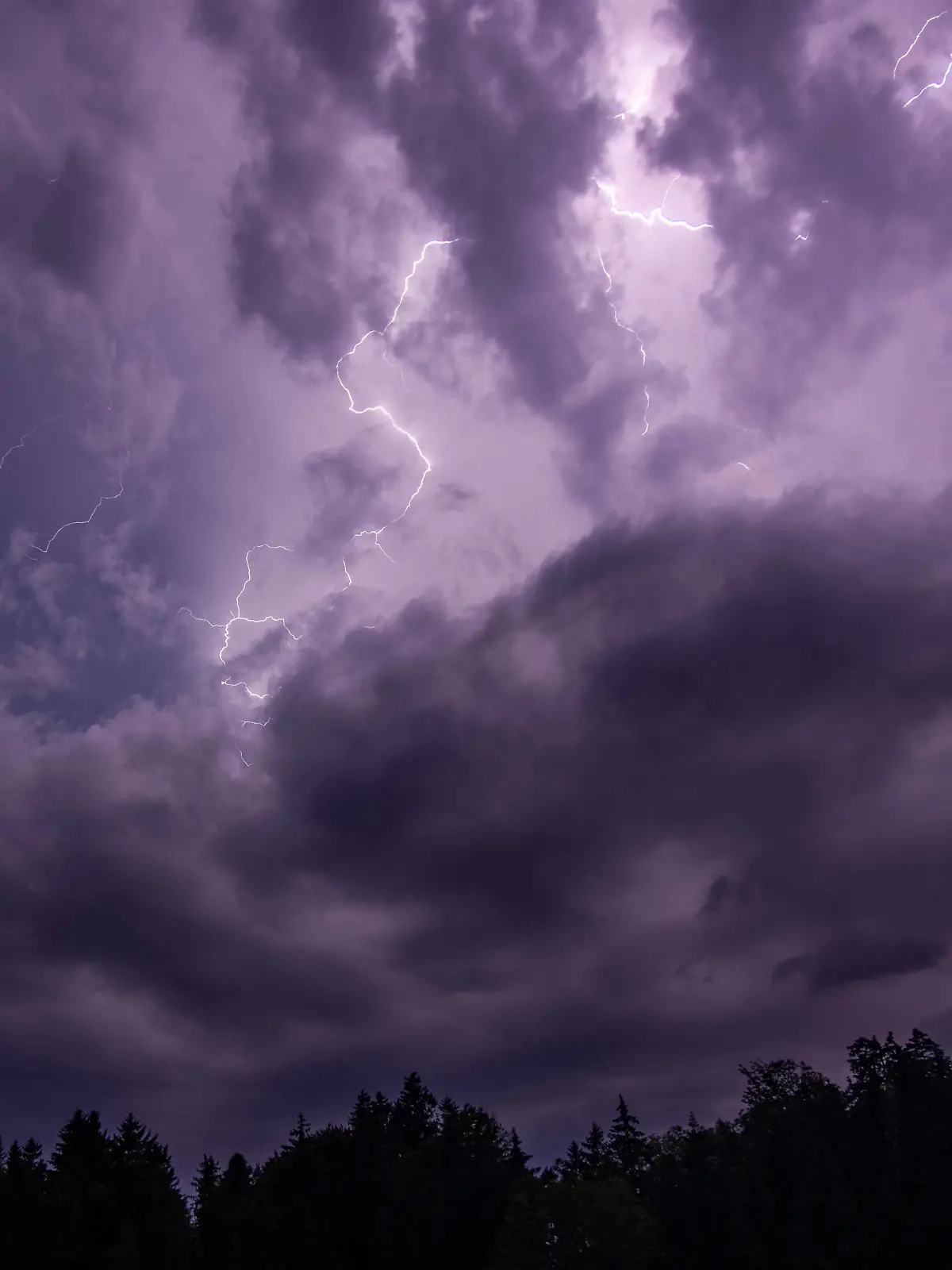 Unwetter in Bayern Blitze eines Gewitters sind am späten Abend am Himmel zu sehen., Geretsried Deutschland *** Thunderstorm in Bavaria Lightning of a thunderstorm is seen in the sky in the late evening , Geretsried Germany 
