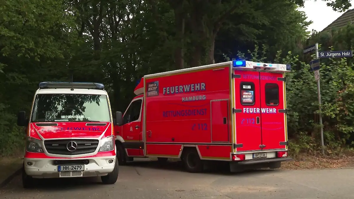 Mit Rettungswagen werden die Jugendlichen zur Versorgung in Krankenhäuser gebracht.