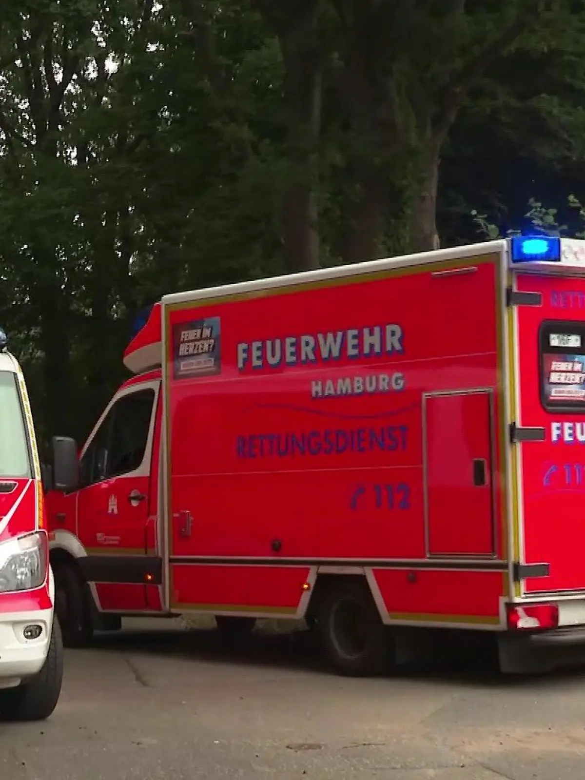 Mit Rettungswagen werden die Jugendlichen zur Versorgung in Krankenhäuser gebracht.