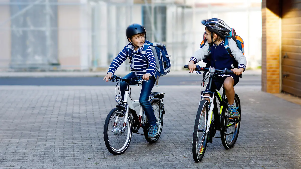Zwei Kinder fahren Fahrrad.