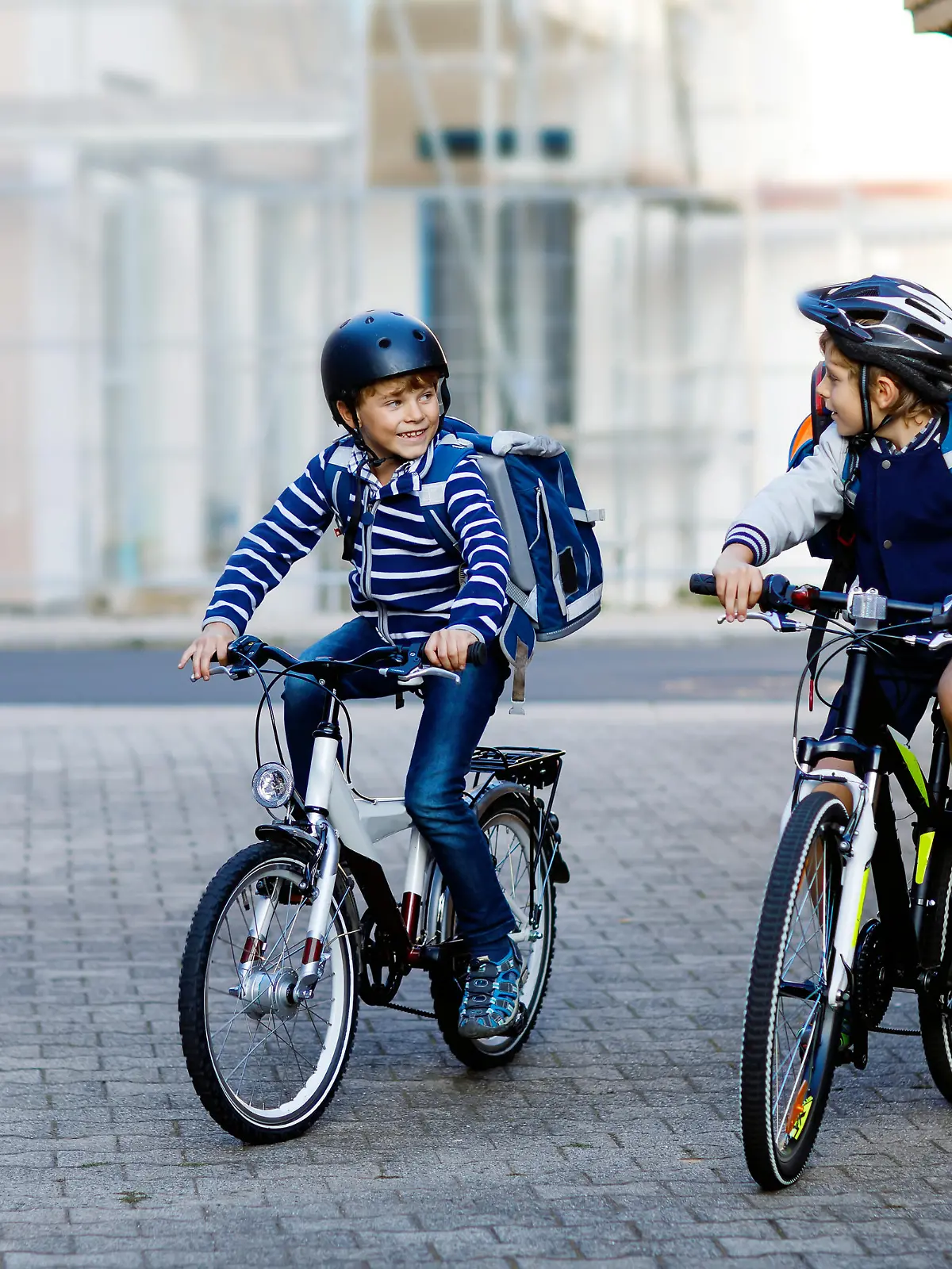 Zwei Kinder fahren Fahrrad.