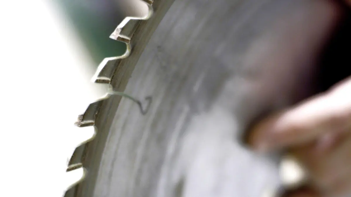 Detail of circular saw blade in workshop. 4063 / Symbol Handwerk PUBLICATIONxINxGERxSUIxAUTxONLY ZB5453_241370_0572

Detail of Circular SAW Blade in Workshop  symbol Crafts PUBLICATIONxINxGERxSUIxAUTxONLY