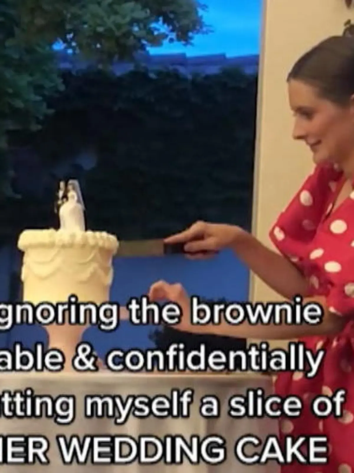 Diese Frau kennt offenbar keine Hochzeitstraditionen. Denn sie schneidet mal eben die Hochzeitstorte an und nimmt sich ein Stück Kuchen. "Ich hasse mich dafür", schreibt sie zu ihrem TikTok-Video.