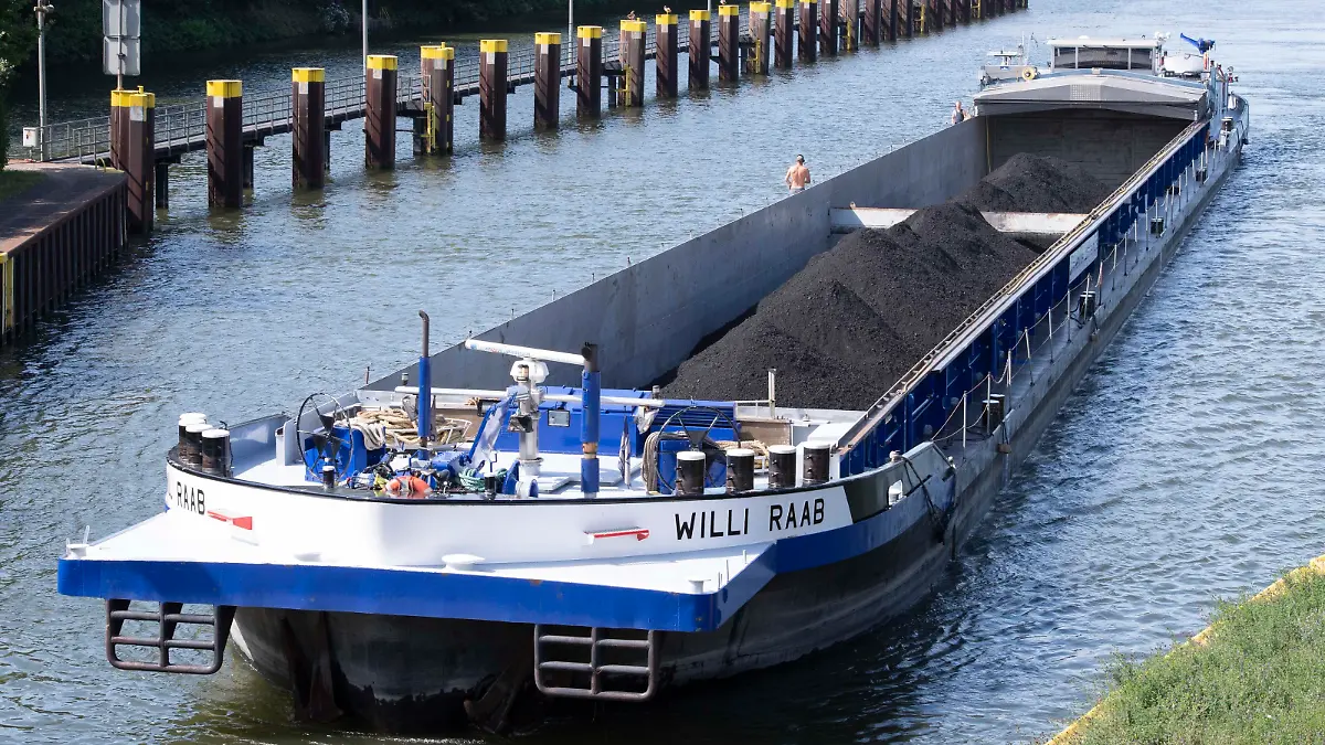 Das mit Kohle beladene Frachtschiff Willi Raab steuert die suedliche Schleusenkammer an, Schleusengruppe Gelsenkirchen am Rhein-Herne-Kanal, RHK, in Gelsenkirchen, 03.08.2022, ©