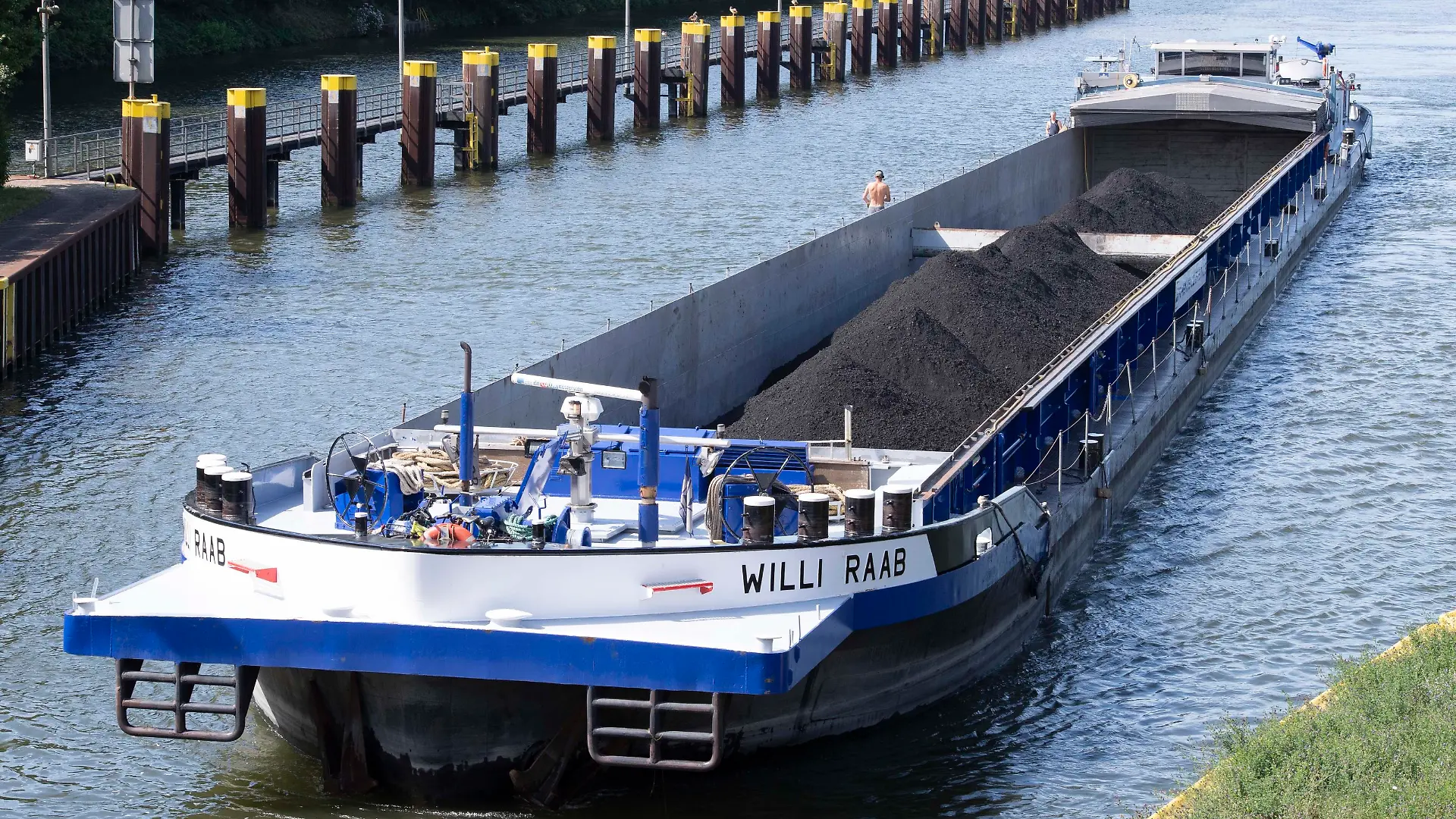 Das mit Kohle beladene Frachtschiff Willi Raab steuert die suedliche Schleusenkammer an, Schleusengruppe Gelsenkirchen am Rhein-Herne-Kanal, RHK, in Gelsenkirchen, 03.08.2022, ©