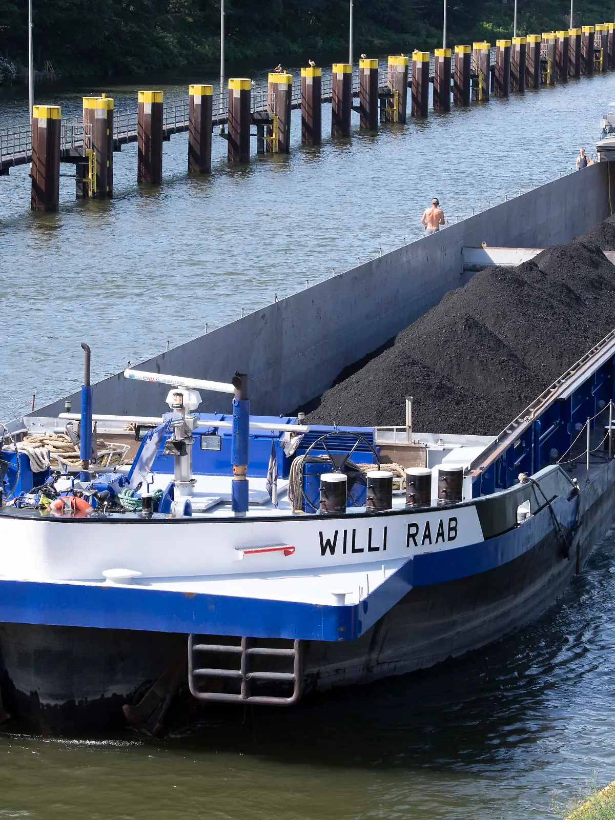 Das mit Kohle beladene Frachtschiff Willi Raab steuert die suedliche Schleusenkammer an, Schleusengruppe Gelsenkirchen am Rhein-Herne-Kanal, RHK, in Gelsenkirchen, 03.08.2022, ©