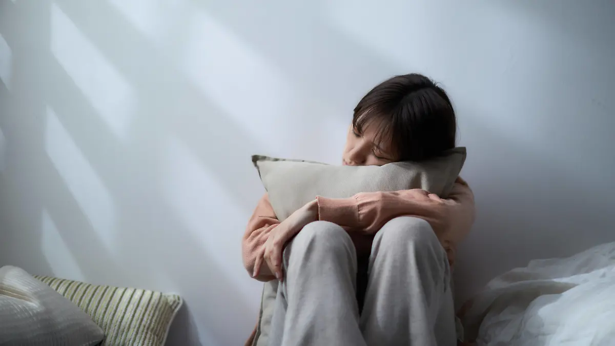 Japanese woman depressed in bed AFLO186094633 PUBLICATIONxNOTxINxJPN , 186094633.jpg, ,model released, Symbolfoto ,property released