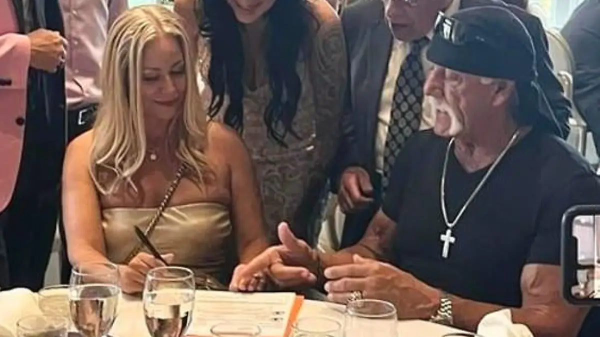 Auf der Hochzeitsparty von Freunden unterschreibt das Liebespaar die offizielle Heiratsurkunde.